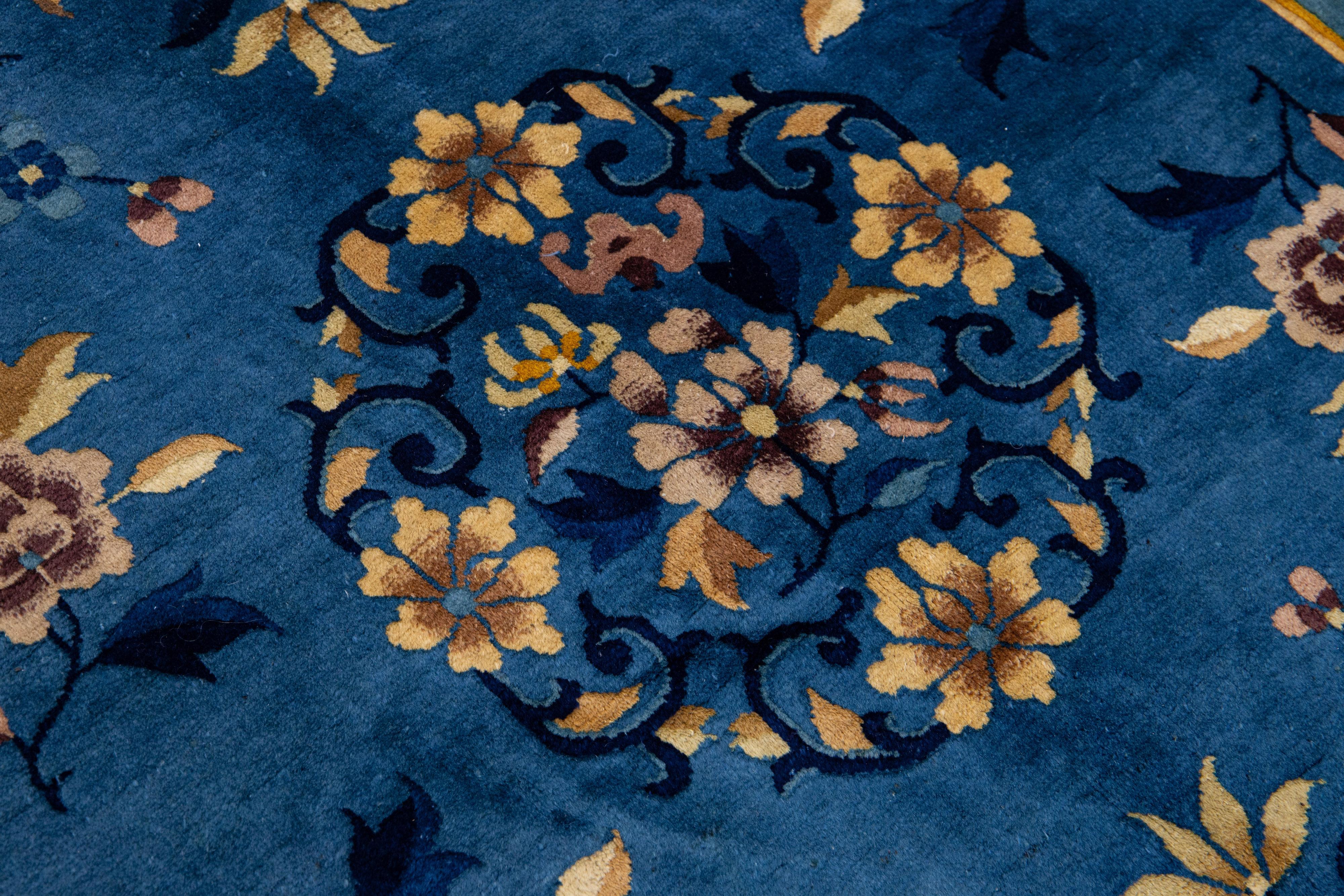 Alfombra china antigua hecha a mano de lana azul de Pekín con diseño floral integral en Bueno estado para la venta en Norwalk, CT