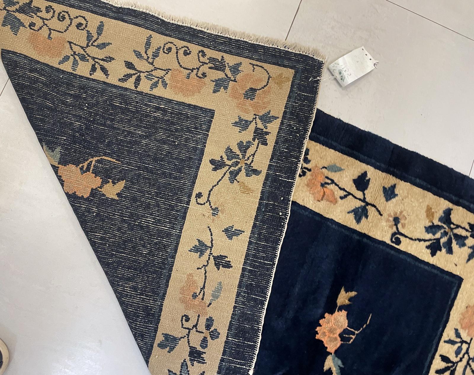 Ancien tapis chinois de Pékin, champ indigo avec motifs d'oiseaux et de branches, 2.7' x 4.5'.

Description
Charmant exemple de l'art textile chinois du début du XXe siècle, ce tapis ancien de Pékin est une pièce d'accent raffinée datant des années
