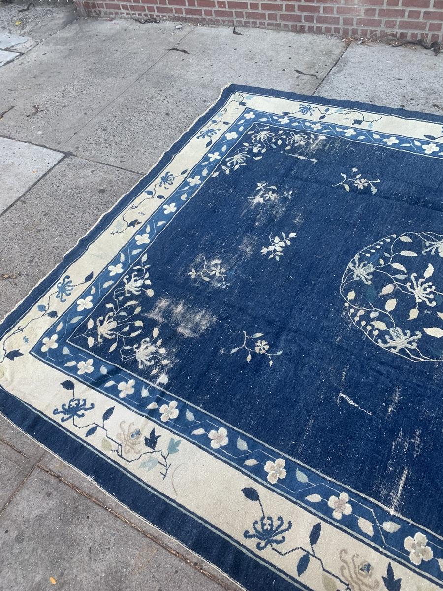 Ce tapis chinois ancien de Pékin, datant du début des années 1900, est un magnifique exemple de l'artisanat traditionnel chinois. Il présente un design intemporel et une qualité de tissage exceptionnelle. Sa riche texture de laine et ses motifs