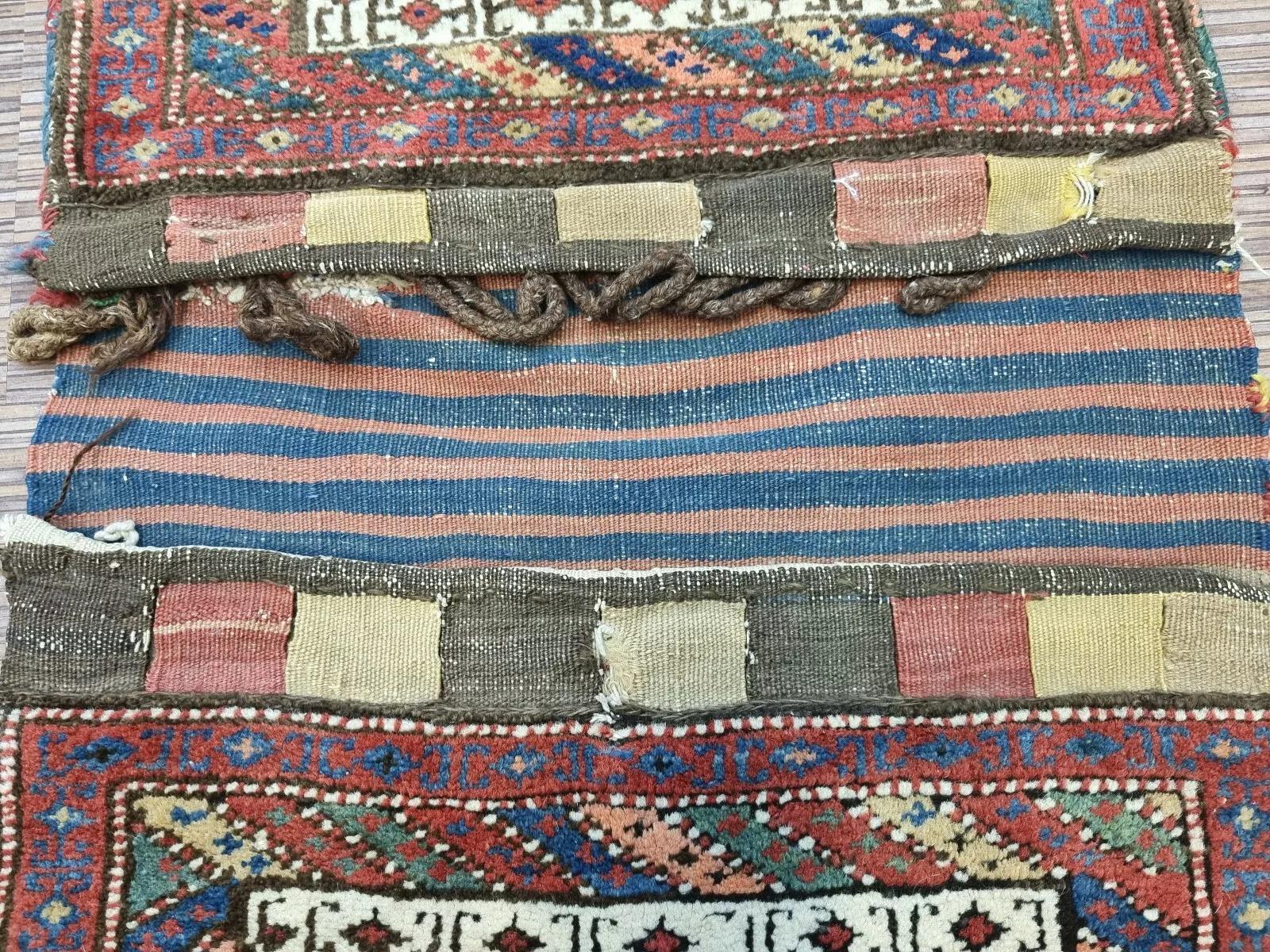 Cette magnifique sacoche persane ancienne de la région d'Afschar témoigne d'un savoir-faire artisanal et d'un héritage culturel exceptionnels. Noué à la main dans les années 1900, il présente des couleurs vibrantes et des motifs complexes