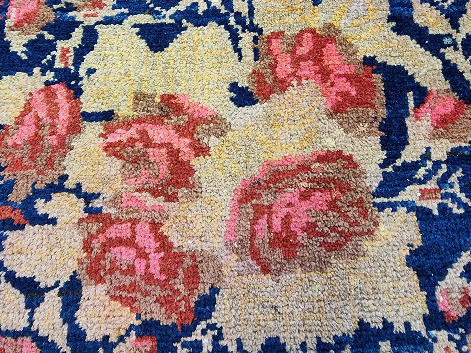 Cette superbe sacoche persane ancienne est une pièce d'artisanat unique issue de la tradition Afschar. Noué à la main au début des années 1900, cet article polyvalent est à la fois fonctionnel et décoratif. Il présente une palette multicolore