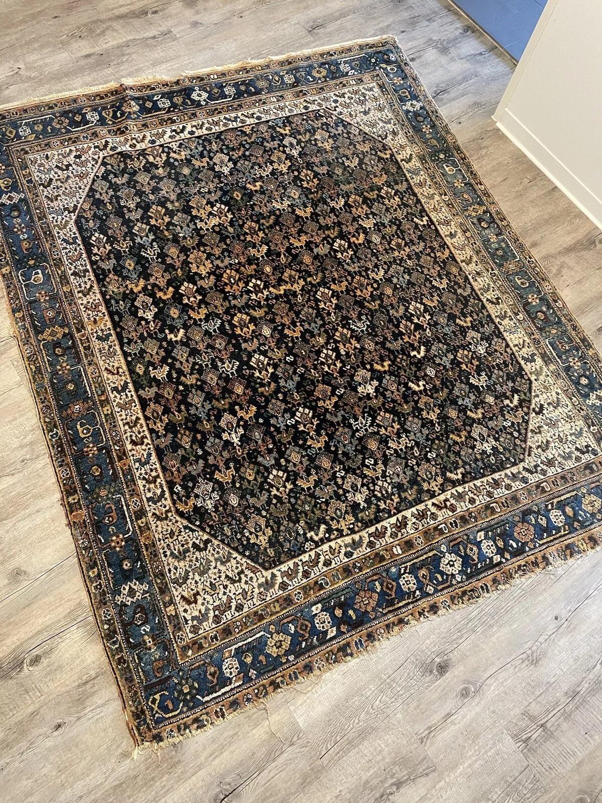 Ce tapis persan antique Afshar, fait à la main et datant des années 1900, est une représentation étonnante de l'artisanat traditionnel et de l'héritage culturel. Mesurant 4,9 pieds (150 cm) de largeur et 6 pieds (183 cm) de longueur, ce tapis en