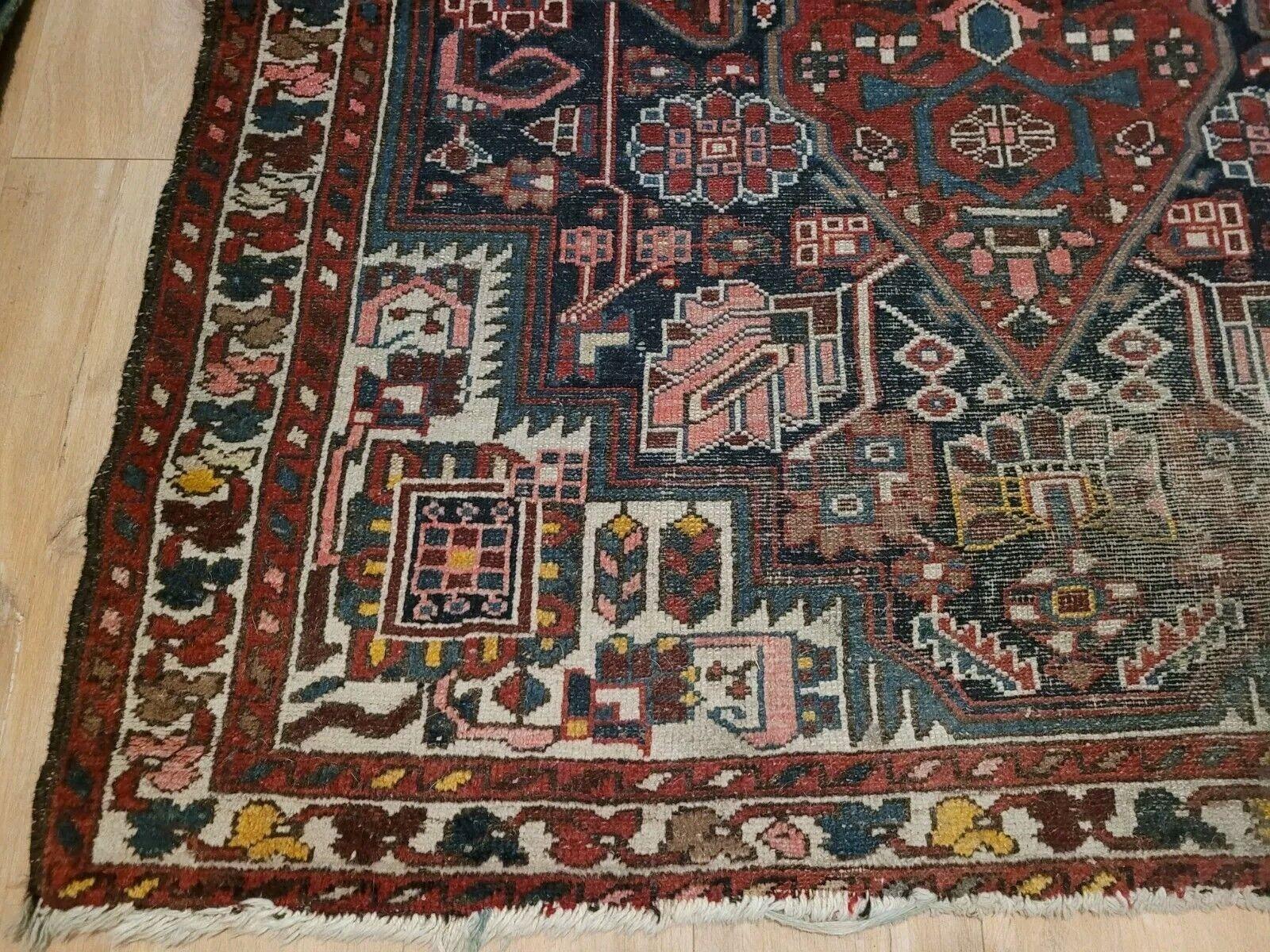 Handgefertigter antiker persischer Bachtiari-Teppich 4,5' x 6,3' (136cm x 193cm) 1900s - 2K10 im Angebot 3