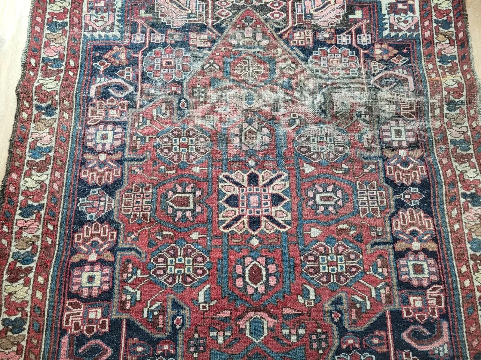 Dieser auffällige handgefertigte antike Bachtiari-Teppich aus dem Nahen Osten, der um 1900 hergestellt wurde, fängt den Geist der traditionellen Stammesweberei wunderbar ein. Es ist vollständig aus Wolle gefertigt und zeigt ein kühnes