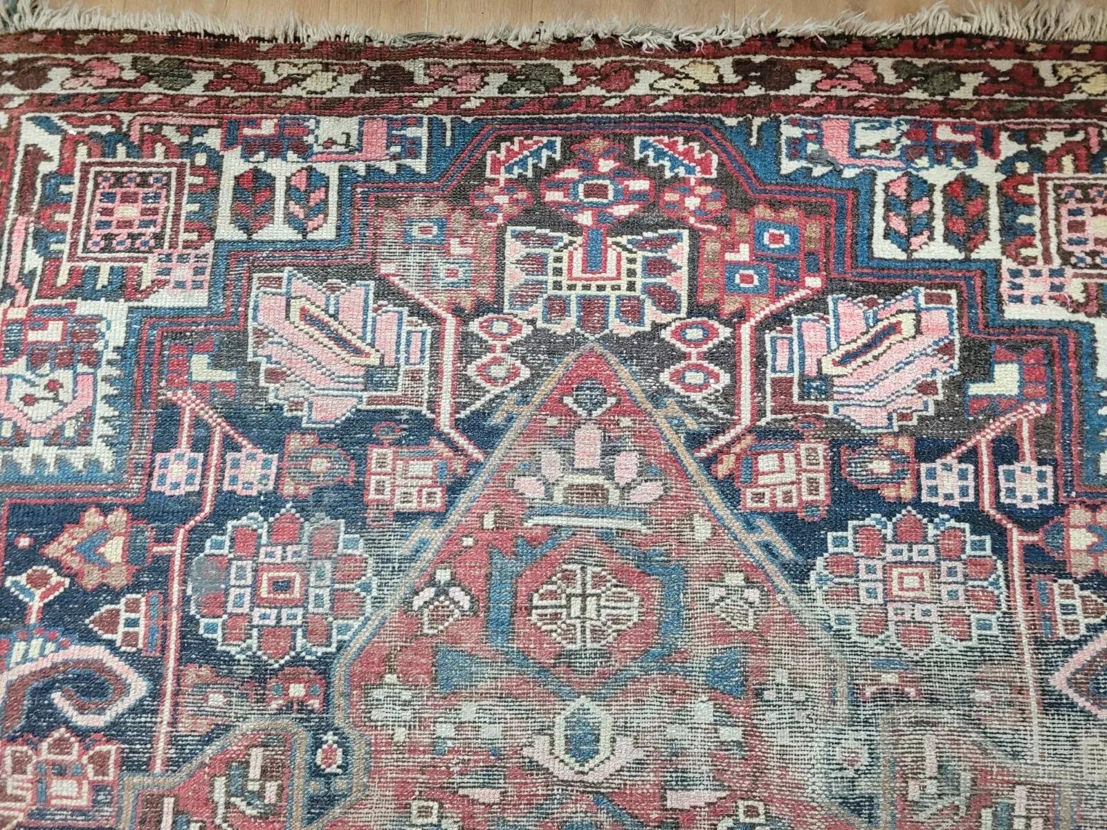 Handgefertigter antiker persischer Bachtiari-Teppich 4,5' x 6,3' (136cm x 193cm) 1900s - 2K10 (Frühes 20. Jahrhundert) im Angebot