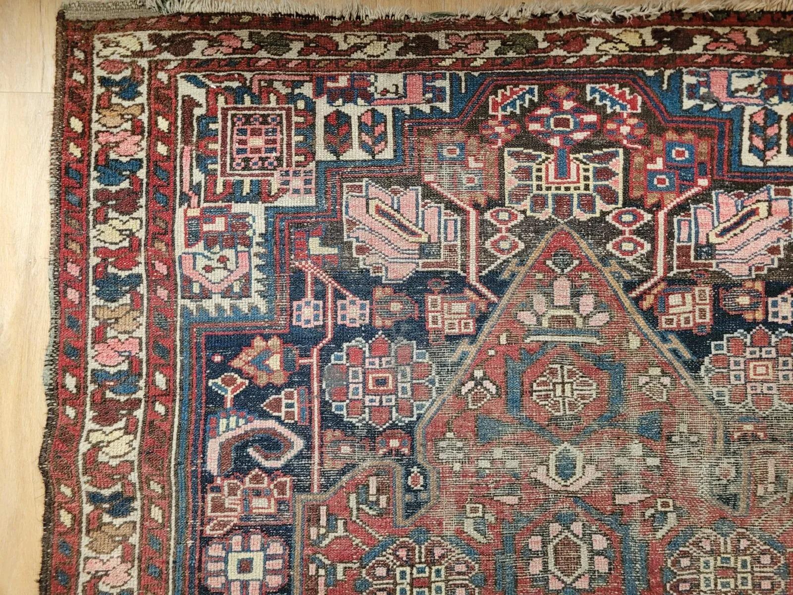 Handgefertigter antiker persischer Bachtiari-Teppich 4,5' x 6,3' (136cm x 193cm) 1900s - 2K10 (Wolle) im Angebot