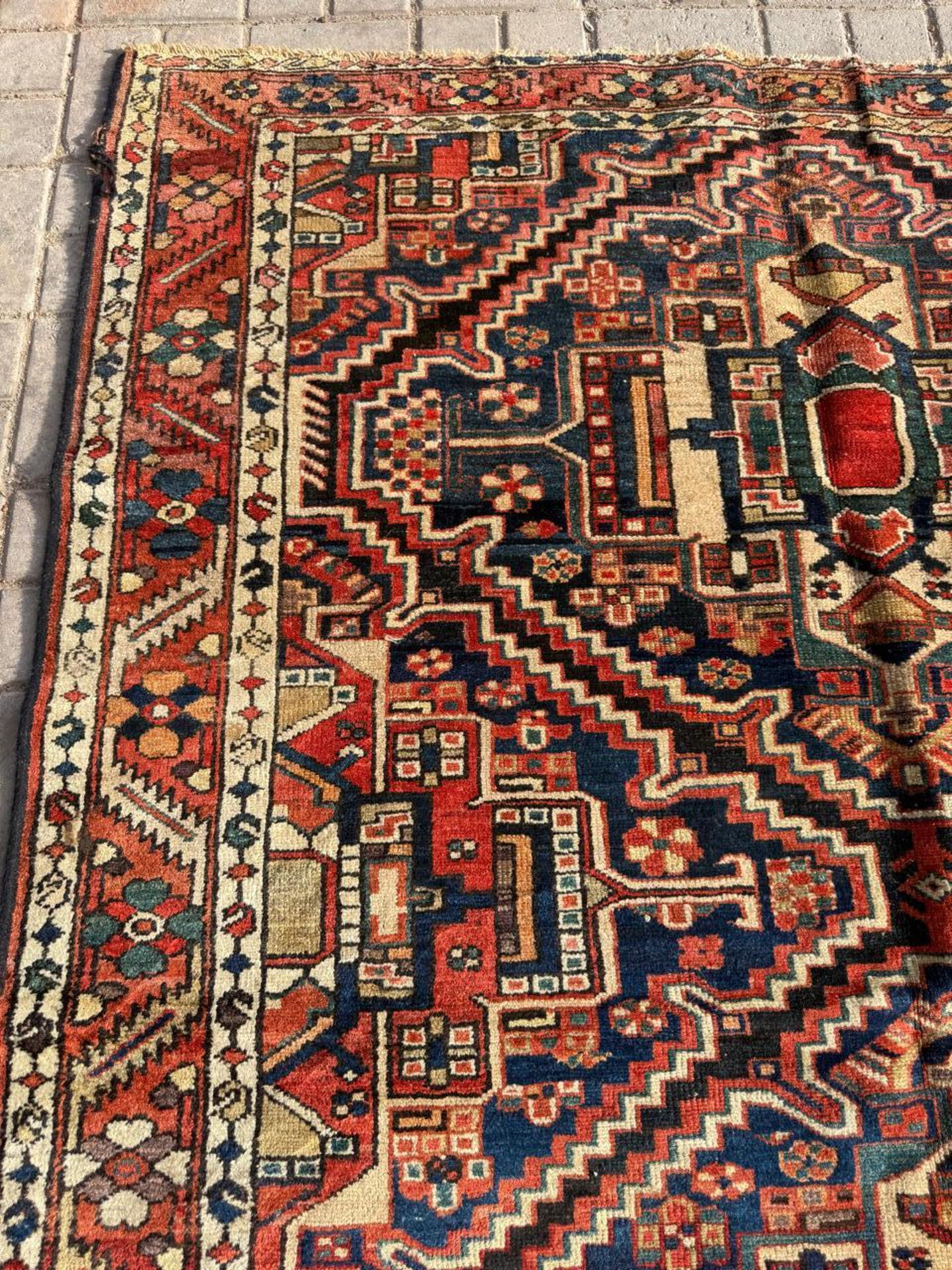 Une célébration de la conception des jardins persans
Ce magnifique tapis ancien persan Bakhtiari, noué à la main dans une laine très résistante vers les années 1920, attire l'attention. Originaire de la région de Bakhtiari, connue pour produire