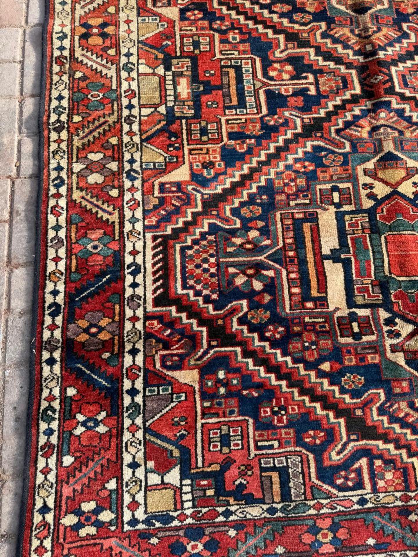 Français Tapis ancien persan Bakhtiari fait main 5' x 6.4', 1920 - 2B99 en vente