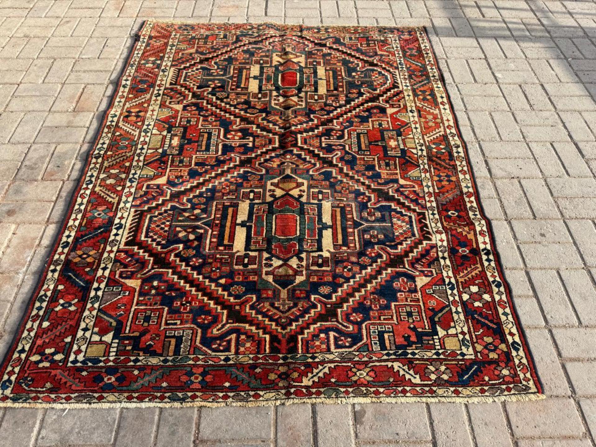 Début du 20ème siècle Tapis ancien persan Bakhtiari fait main 5' x 6.4', 1920 - 2B99 en vente