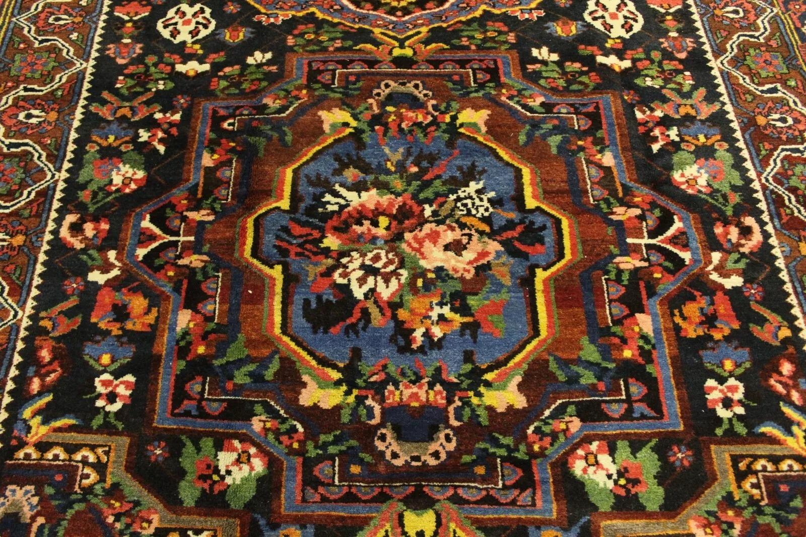 Tapis de course ancien en laine persane Bakhtiari, vers les années 1920
Ce magnifique tapis de course persan antique Bakhtiari, datant des années 1920, est une œuvre d'art tissée tout à fait exceptionnelle. Noué à la main dans une laine de haute