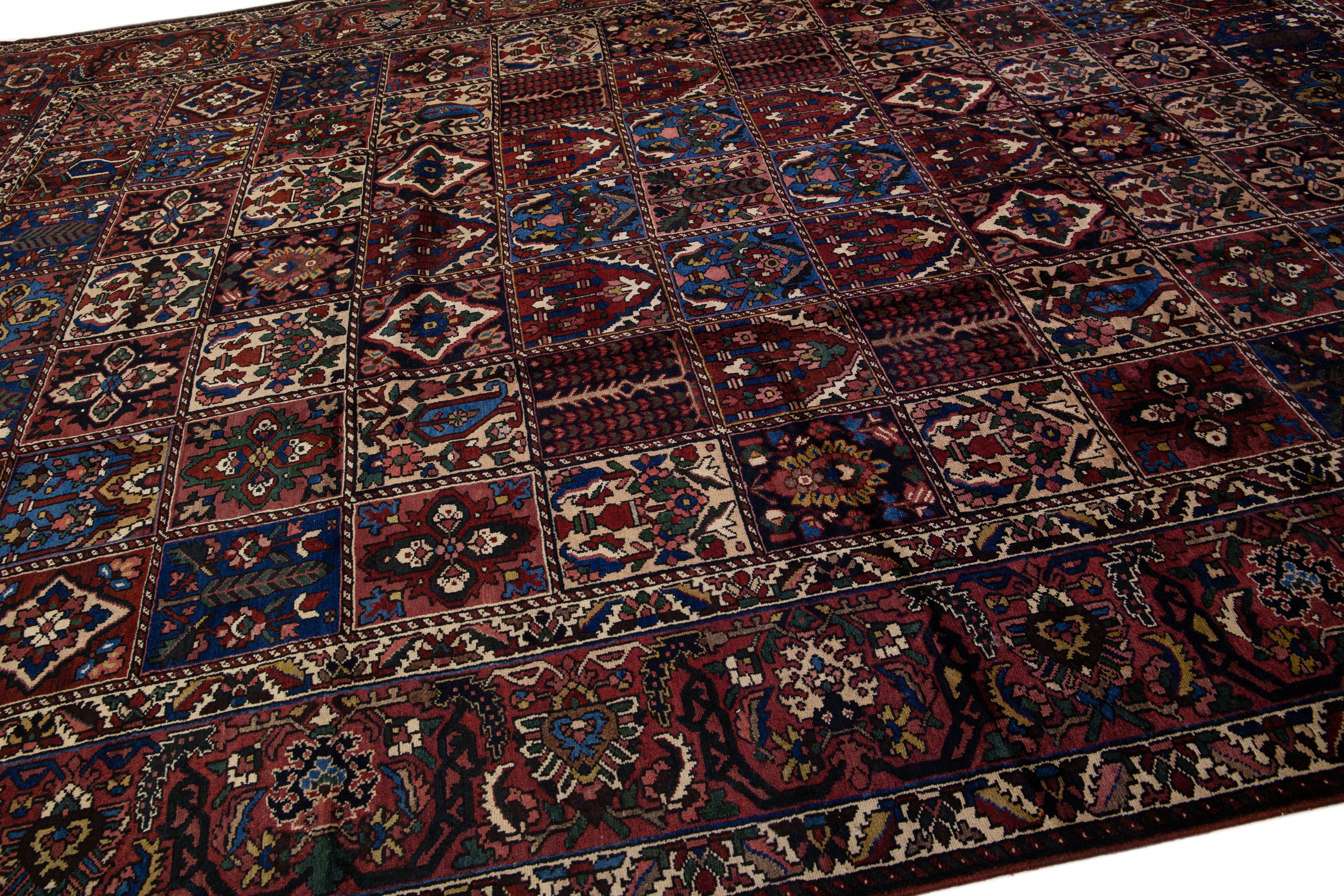 Islamique Tapis ancien persan en laine Bakhtiari fait à la main, avec motif multicolore en relief en vente