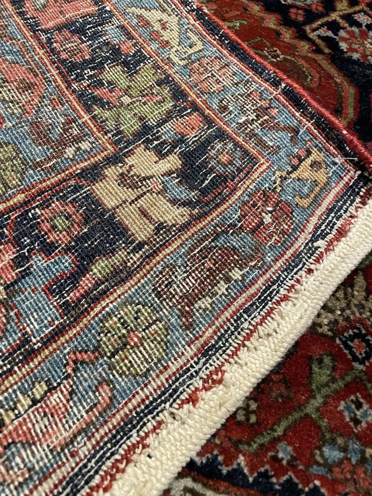 Ce tapis ancien persan Bidjar du Moyen-Orient, fait à la main et datant des années 1910, est un remarquable exemple de l'artisanat traditionnel. Mesurant 3,6 pieds (110 cm) de largeur et 5,4 pieds (166 cm) de longueur, ce tapis en laine exquis est