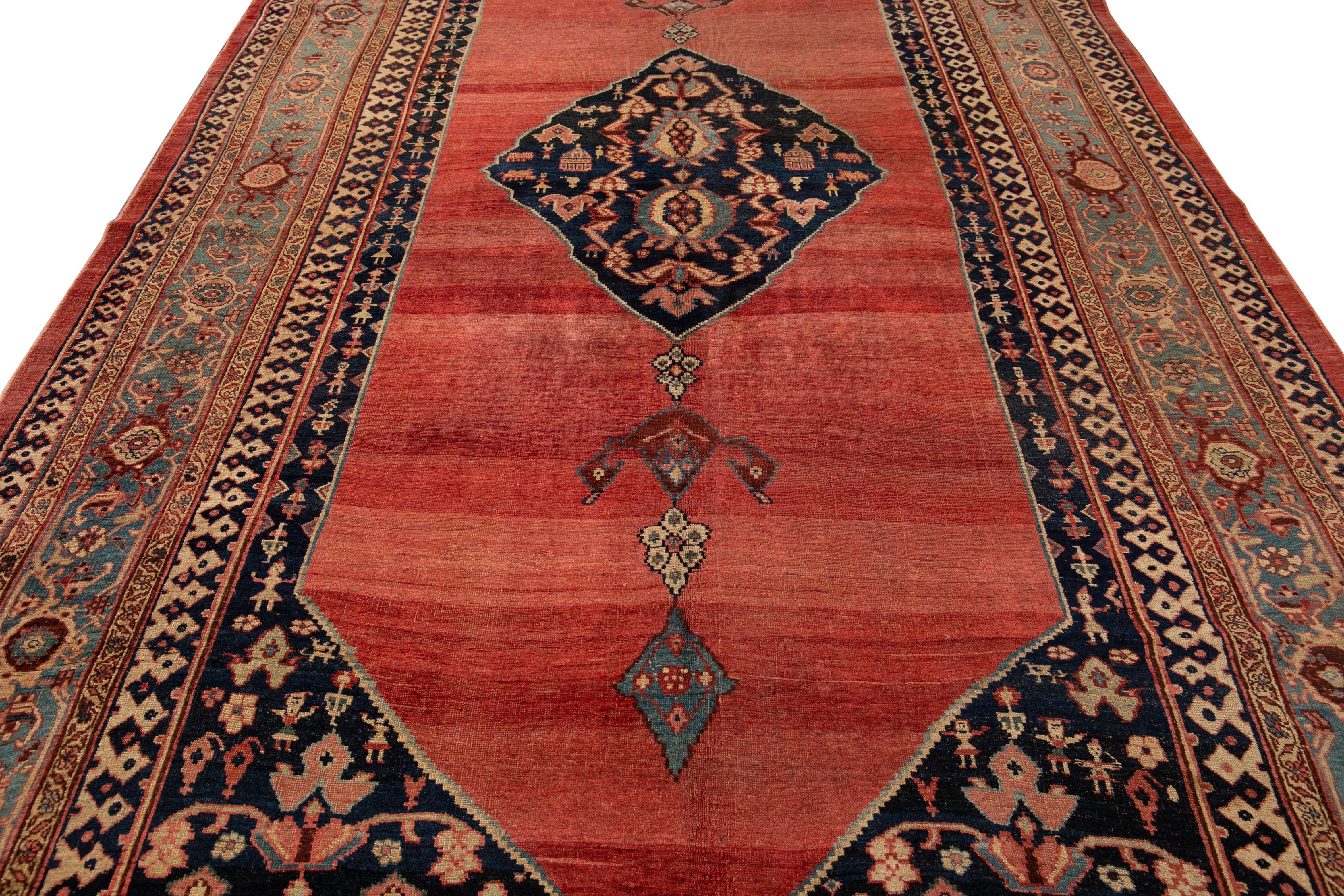 Magnifique tapis ancien Bidjar en laine nouée à la main avec un champ de couleur rouge-rouille. Ce tapis persan a un cadre bleu avec des accents multicolores dans un magnifique motif floral en médaillon.

Ce tapis mesure 7'10