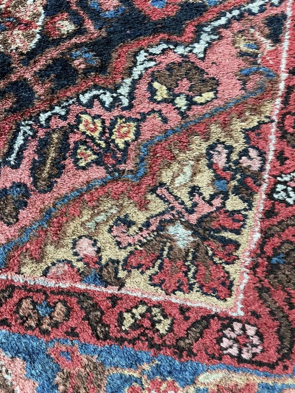 Cet exquis tapis persan antique Bidjar, fait à la main dans les années 1920, est un témoignage étonnant du savoir-faire traditionnel et du design intemporel. Mesurant 4,3 ft x 6,7 ft (130 cm x 205 cm), ce tapis en laine est en bon état et présente