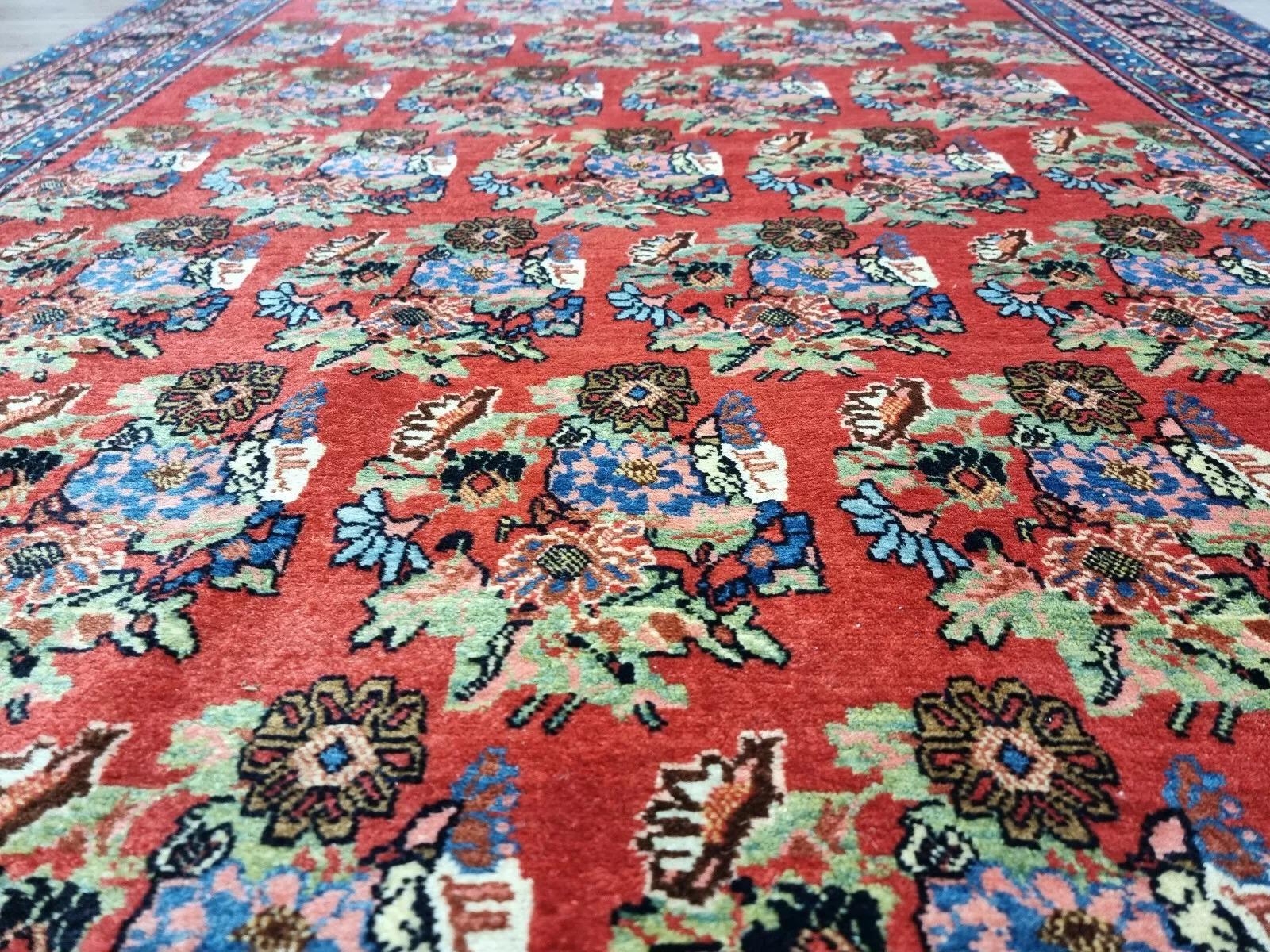 Ce tapis persan antique Bidjar, fabriqué au début des années 1900, représente la qualité et la durabilité exceptionnelles qui font que les tapis Bidjar sont très recherchés. Son design floral dans les tons rouge rouille est un exemple classique de