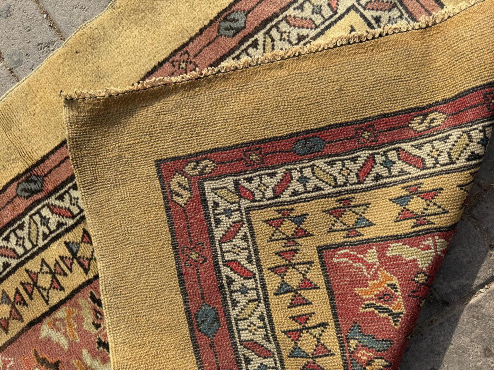 L'eredità dell'artigianato nomade
Scopri la bellezza e la profondità culturale di questo antico tappeto tribale persiano, annodato a mano nel 1900 circa. Realizzato con una rara miscela di lana tinta e pelo di cammello naturalmente non tinto, questo