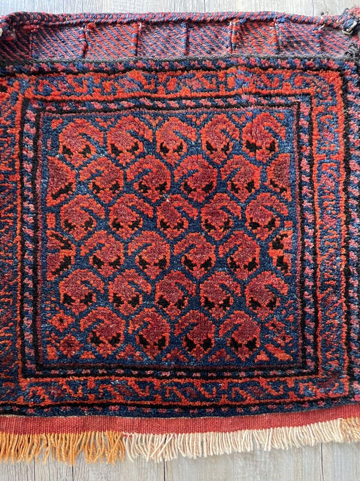Ajoutez une touche d'élégance persane à votre collection avec cette face de sac Shiraz ancienne, fabriquée à la main et à collectionner. Fabriquée dans les années 1900, cette pièce exquise mesure 42 cm x 46 cm (1,3' x 1,5') et est en bon état. Elle