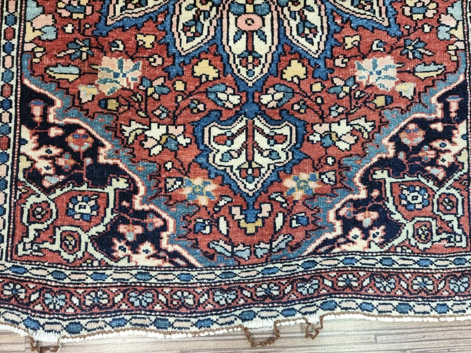 Apportez chez vous un morceau de l'héritage persan avec cet exquis tapis antique Ferahan. Noué à la main vers la fin du XIXe siècle, il témoigne de la richesse artistique et de la durabilité des traditions de tissage persanes. Avec ses tons bruns