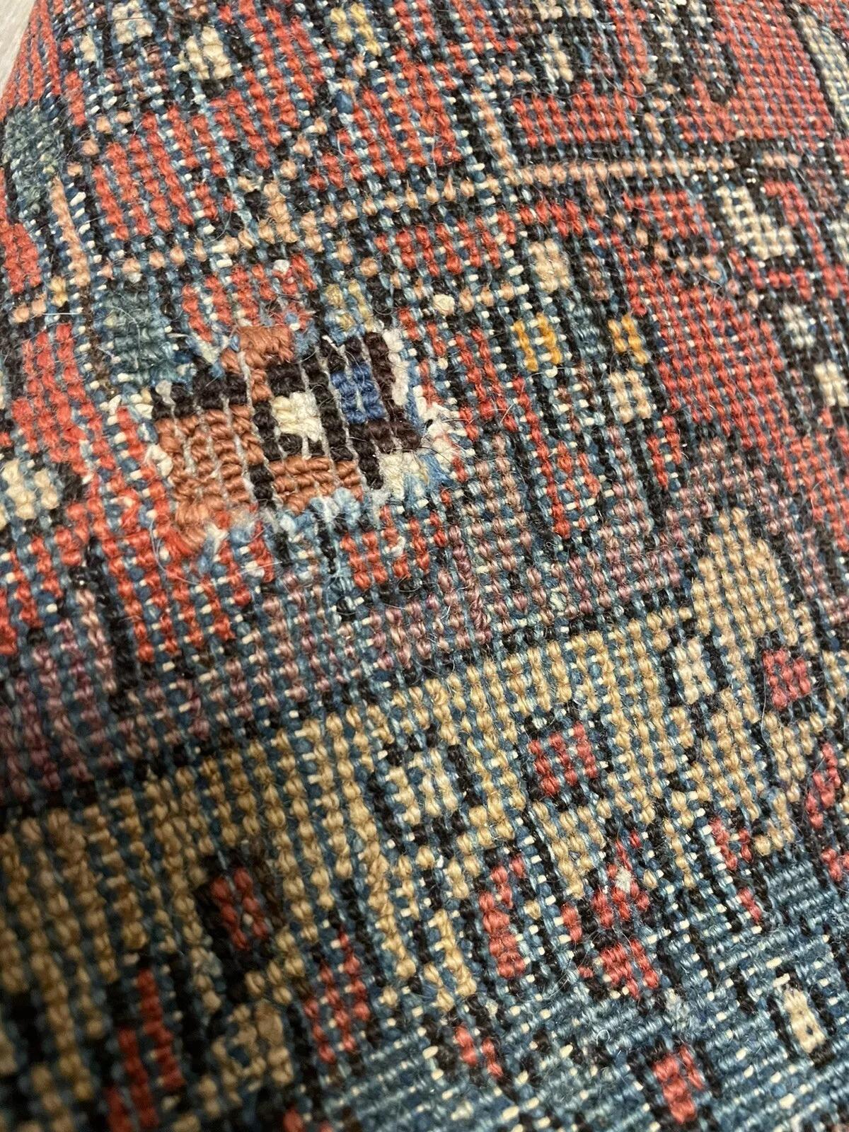 Cet exquis tapis persan antique Eleg, fait à la main et datant des années 1870, capture l'élégance et l'art d'une époque révolue. Mesurant 4,1 pi x 6,7 pi (126 cm x 204 cm), ce tapis en laine vieilli présente des poils ras et une usure visible due à