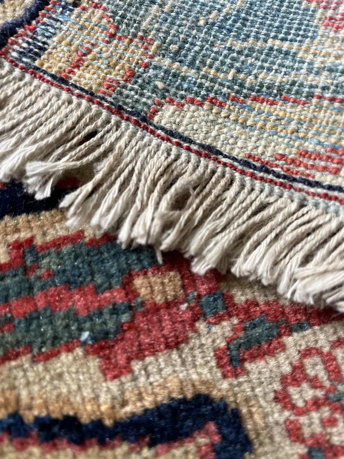 Questo antico tappeto persiano Farahan Vagireh fatto a mano, risalente al 1880, è un oggetto da collezione raro e squisito, che mette in mostra la tradizionale maestria mediorientale. Con una larghezza di 1,8 piedi (54 cm) e una lunghezza di 2,4