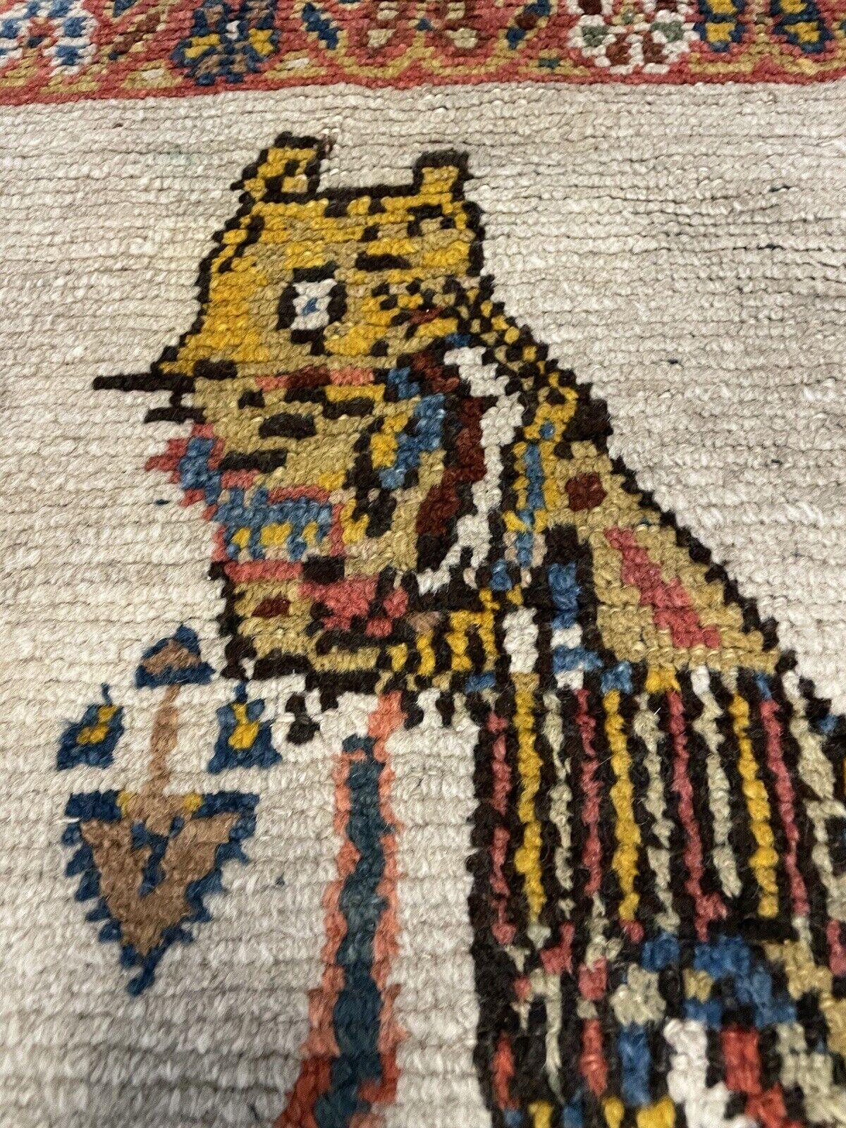 Ce tapis persan Gabbeh ancien, fait à la main et datant des années 1910, est une pièce captivante de l'artisanat traditionnel du Moyen-Orient. Mesurant 4,9 pieds (148 cm) de largeur et 7,2 pieds (218 cm) de longueur, ce tapis en laine présente la