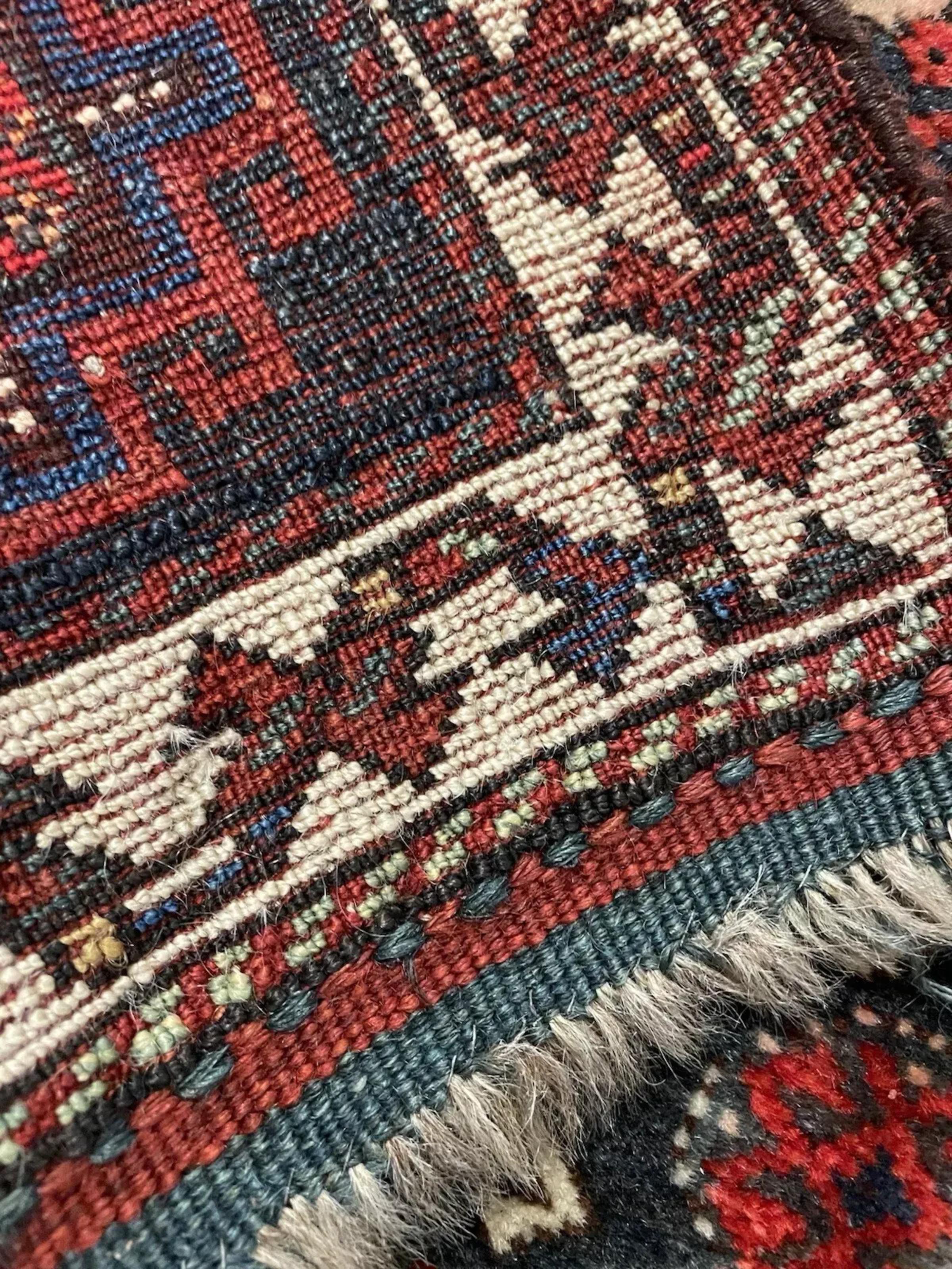 Dieses antike persische Gaschgai-Taschengesicht ist ein seltenes und begehrtes Stück Stammesgeschichte und stammt von den nomadischen Gaschgai-Webern des Nahen Ostens. Dieses kleine, handgeknüpfte Textil stammt aus den 1920er Jahren und wurde