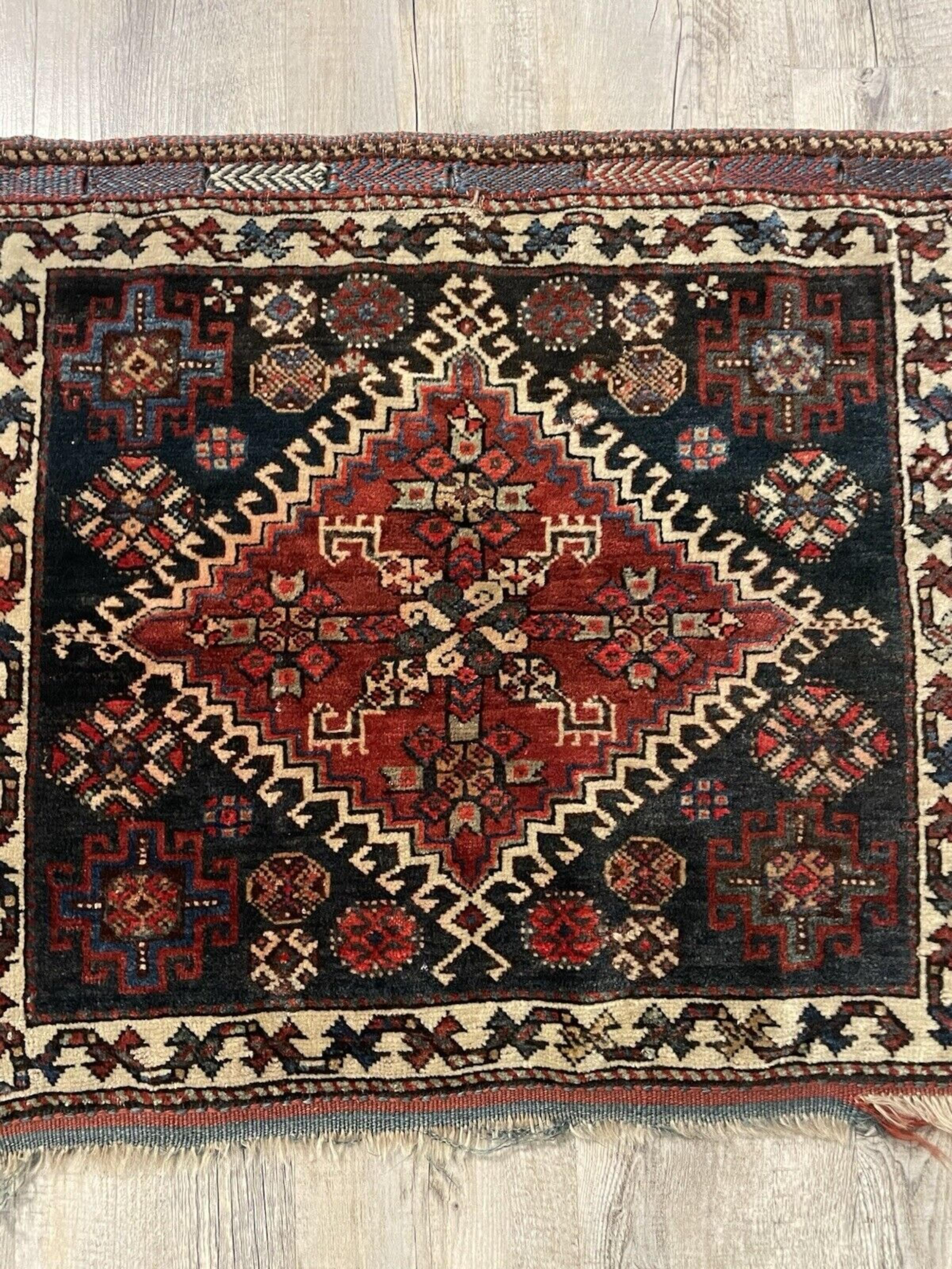 Handgefertigte antike persische Gashkai Collectible Bagface 1.6' x 1.6', 1920er Jahre - 1N101 im Angebot 1