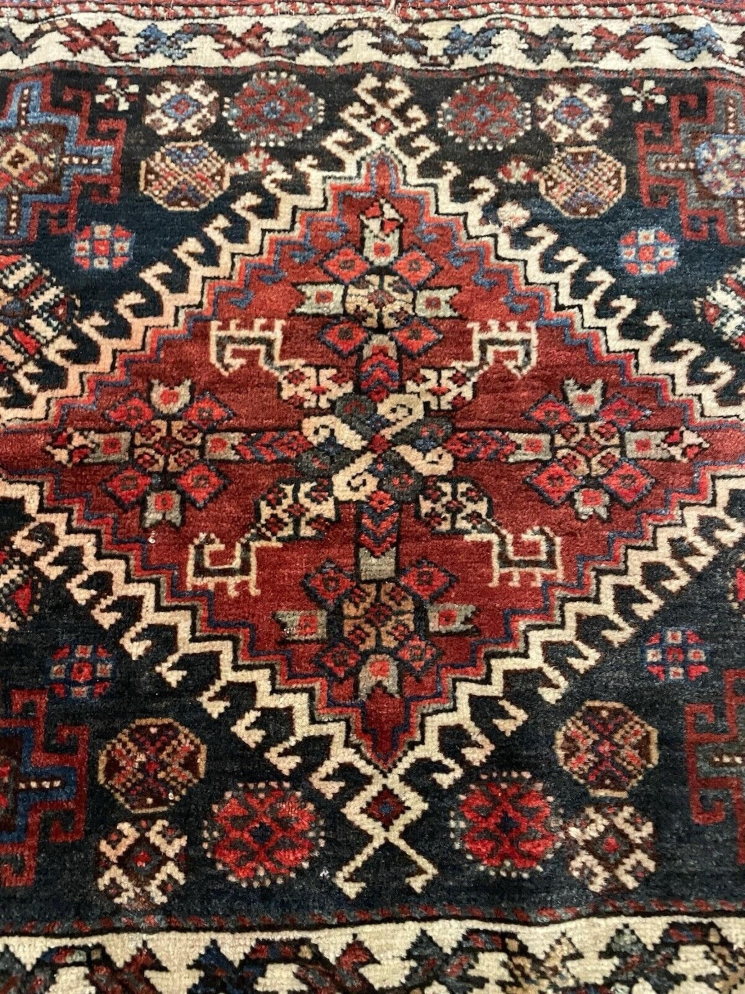 Handgefertigte antike persische Gashkai Collectible Bagface 1.6' x 1.6', 1920er Jahre - 1N101 im Angebot 2