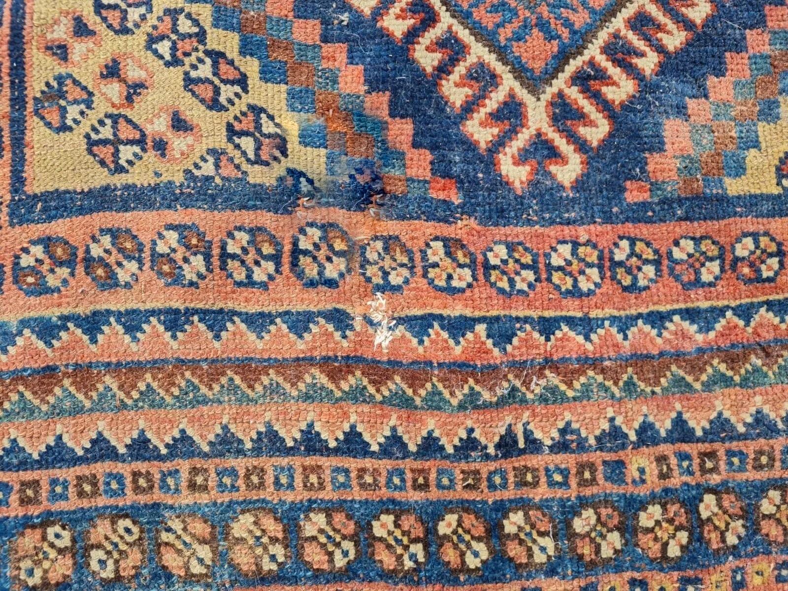 Dieser antike persische Gaschgai-Teppich aus der Zeit um 1900 verkörpert die reiche Stammeswebetradition der Gaschgai-Nomaden. Dieser aus hochwertiger Wolle gefertigte Teppich zeigt kühne geometrische Muster, komplizierte Stammesmotive und eine