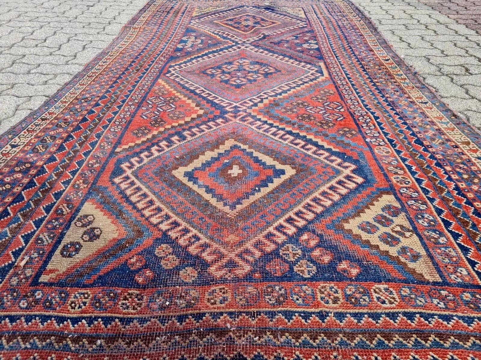 Handgefertigter antiker persischer Gashkai-Teppich 4,7' x 9,9' (142 x 302 cm), 1900er Jahre - 2K03 (Frühes 20. Jahrhundert) im Angebot