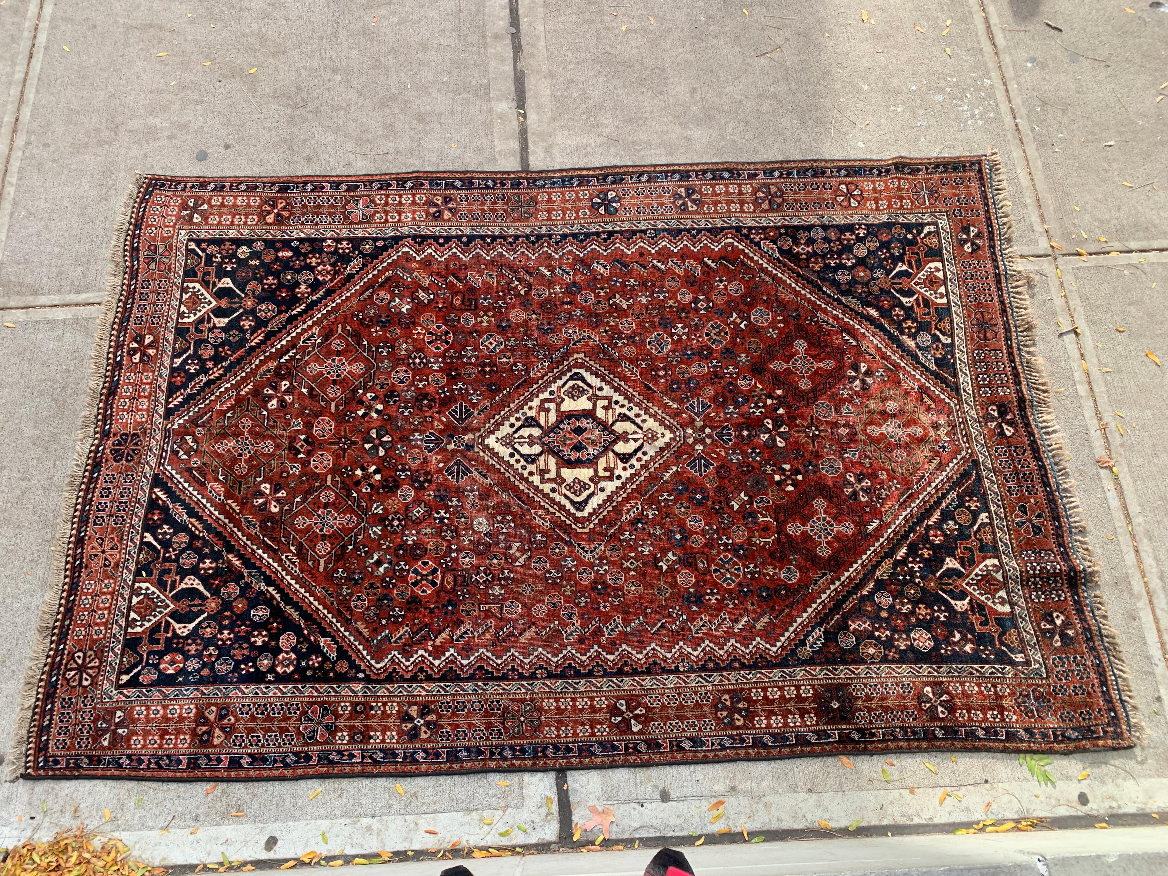 Ce tapis antique persan Qashqai, fait à la main et datant du début des années 1900, est un exemple captivant de tissage tribal traditionnel, réputé pour ses motifs complexes et son utilisation vibrante de teintures naturelles. Il offre une élégance