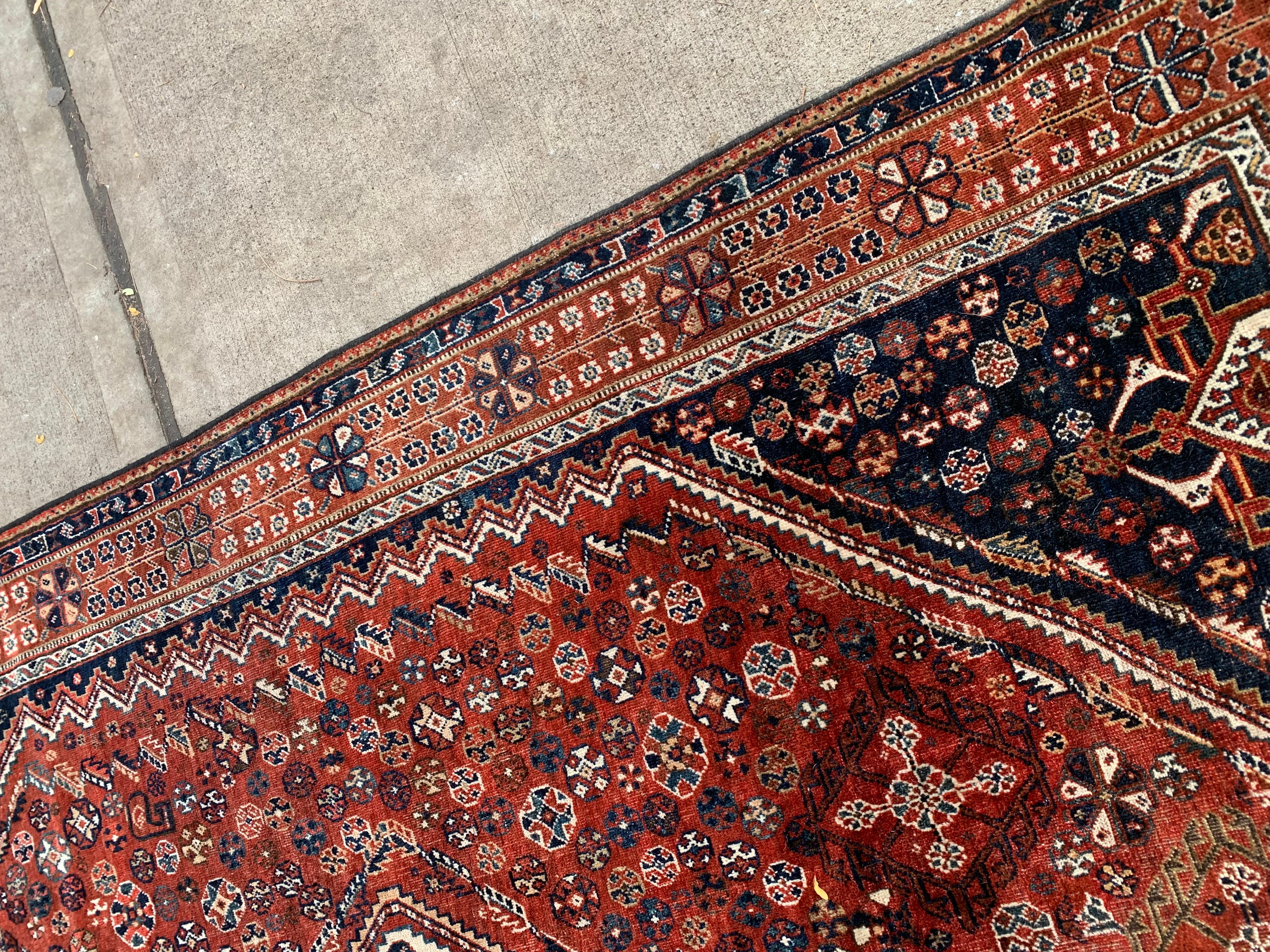 Noué à la main Tapis persan ancien Gashkai fait à la main 5.3' x 7,11' 1900s - 2B42 en vente