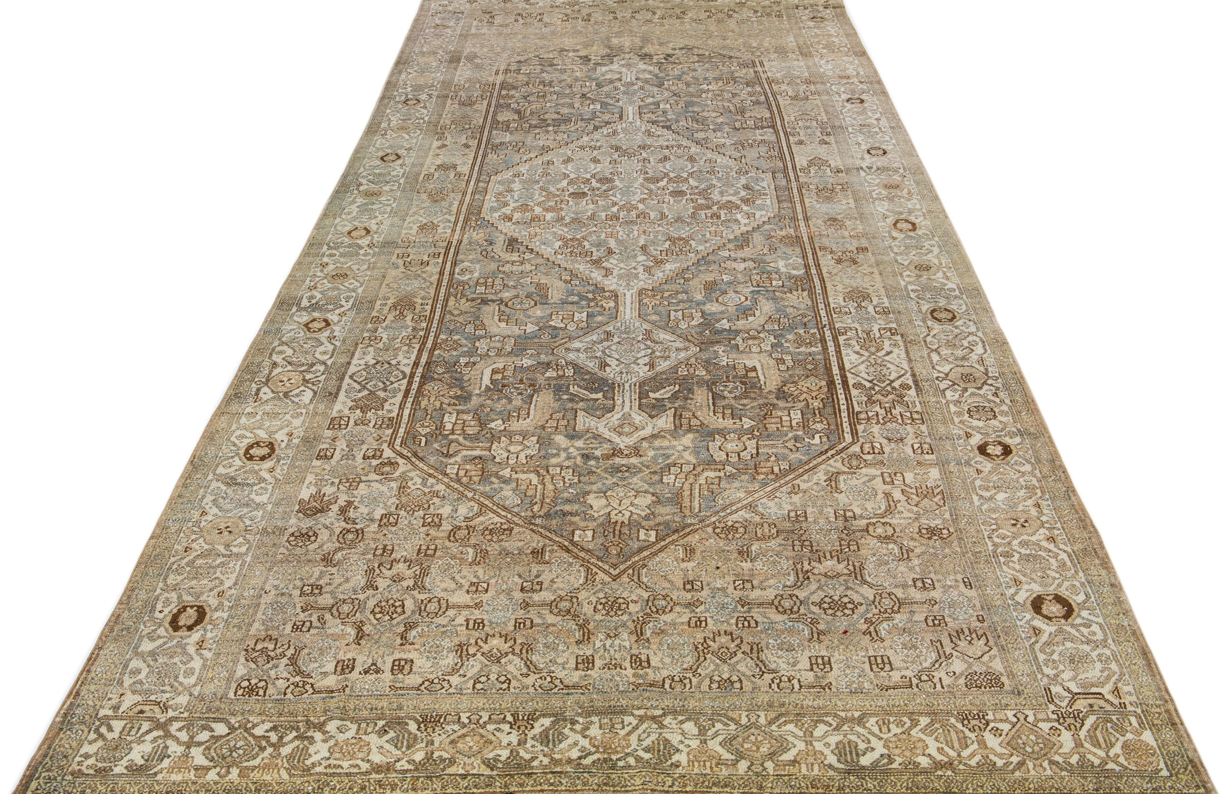 Magnifique tapis persan ancien en laine nouée à la main avec un champ de couleur bleu. Cette pièce a des accents bleus et bruns dans un magnifique motif de médaillon.

Ce tapis mesure : 6'9' x 16'2