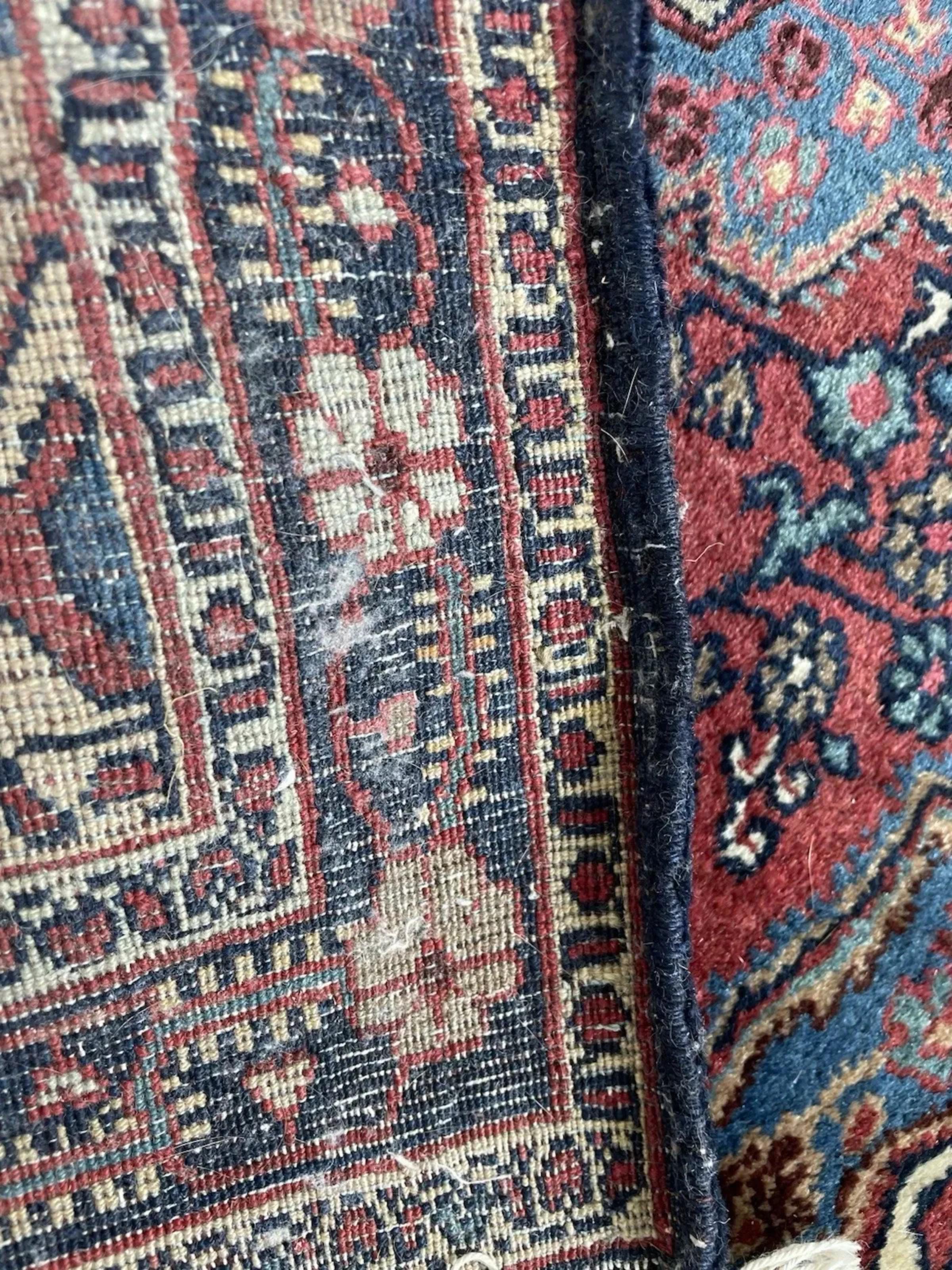 Rehaussez un petit espace avec ce charmant tapis d'accent Perse Antique Hamadan, noué à la main à partir de laine durable vers les années 1920. Originaires de la région de Hamadan en Perse, ces tapis tribaux sont connus pour leur résistance