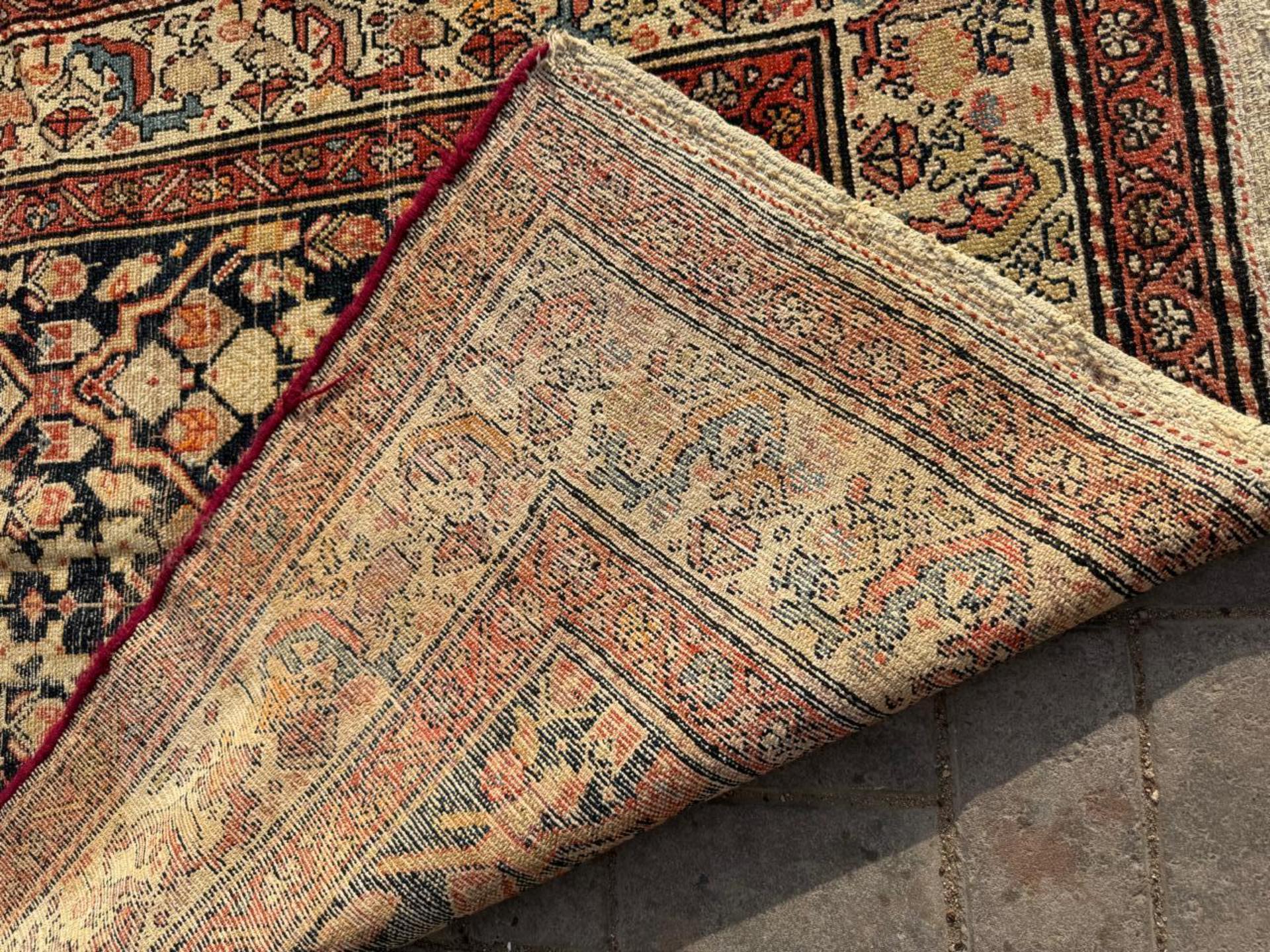 Un savoir-faire intemporel au cœur de la Perse
Rehaussez votre intérieur avec ce tapis Hamadan persan ancien et distingué, noué à la main vers les années 1920 en laine durable de haute qualité. Originaire de la région historique de Hamadan, dans