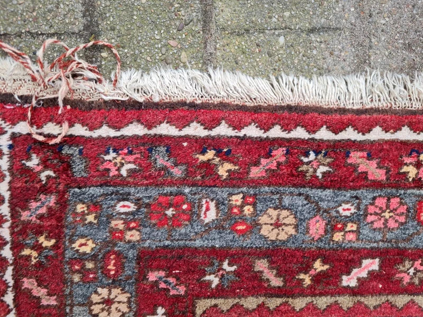 Un testamento de la artesanía aldeana persa
Esta antigua alfombra persa Hamadan hecha a mano, que data de la década de 1920, es un notable ejemplo de artesanía duradera de pueblo. Las alfombras de Hamadán son famosas por su robusta construcción y