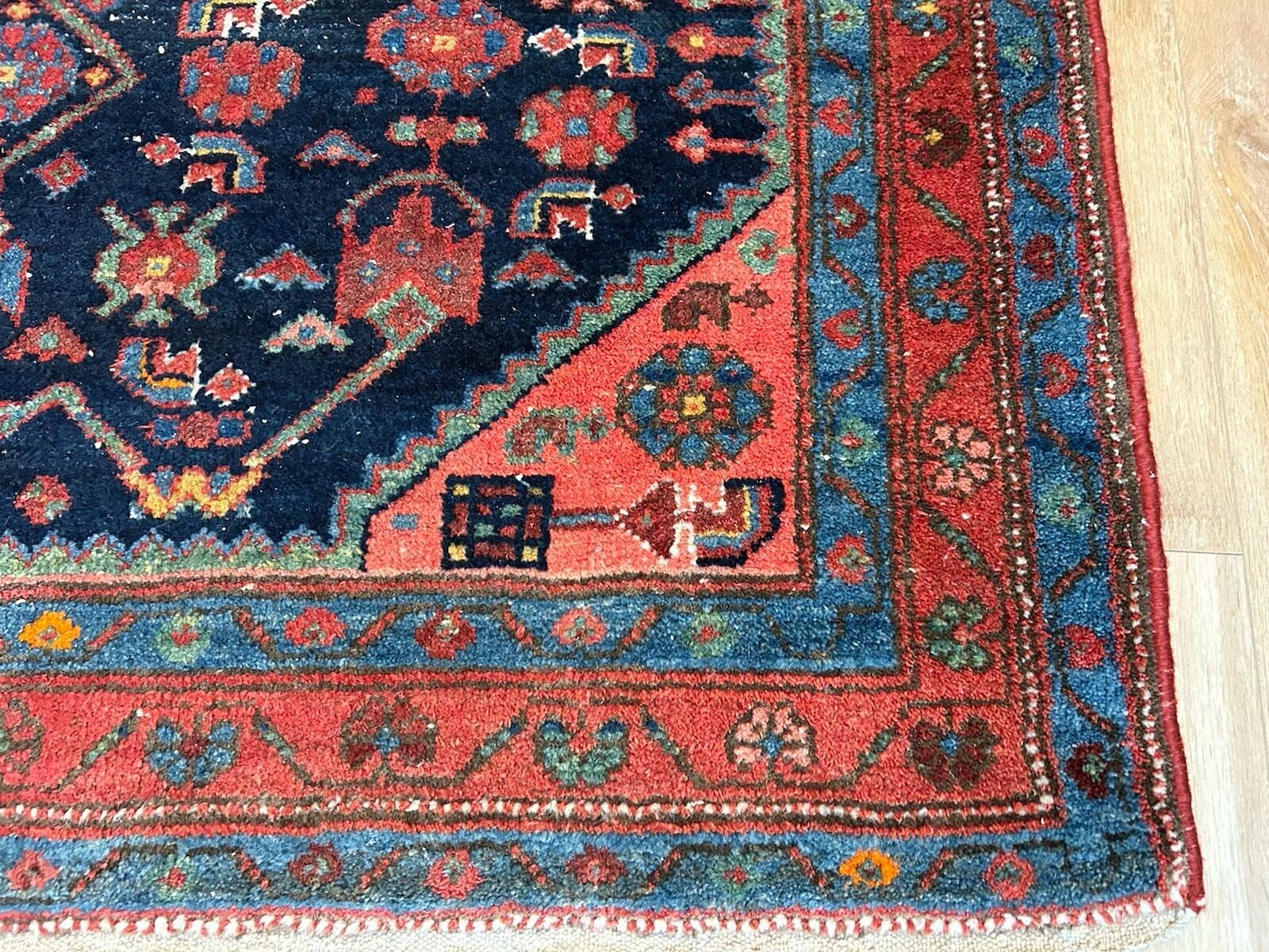 Handmade Antique Persian Hamadan Rug 4.4' x 7' (133 x 215 cm), 1920s - 2K02 In Good Condition For Sale In Bordeaux, FR