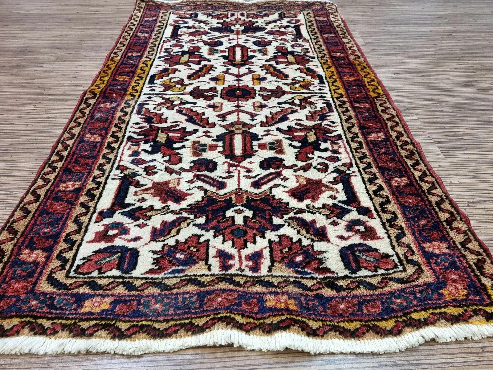 Alfombra persa antigua Heriz hecha a mano 2,8' x 4,8' Años 30 - 1D200 mediados del siglo XX en venta
