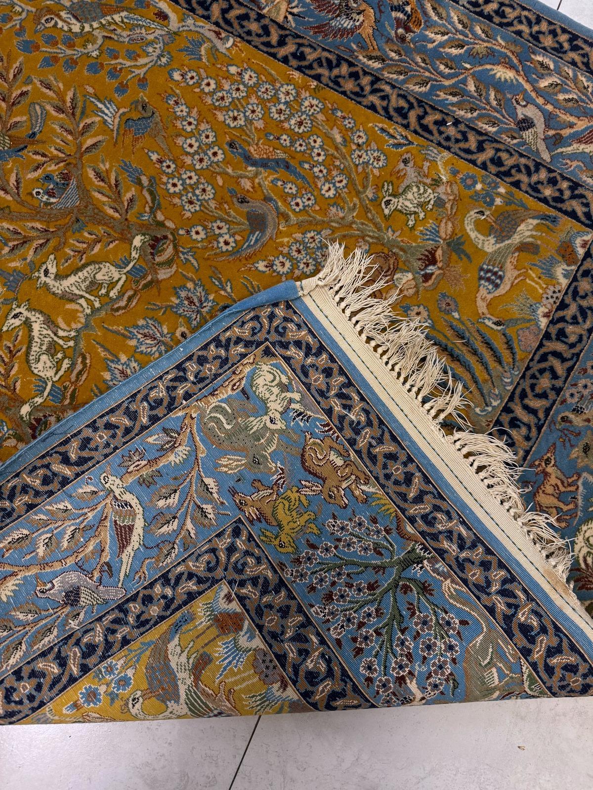 Questo bellissimo tappeto persiano Isfahan antico e da collezione, annodato a mano negli anni '30, presenta il sacro e celebre motivo dell'