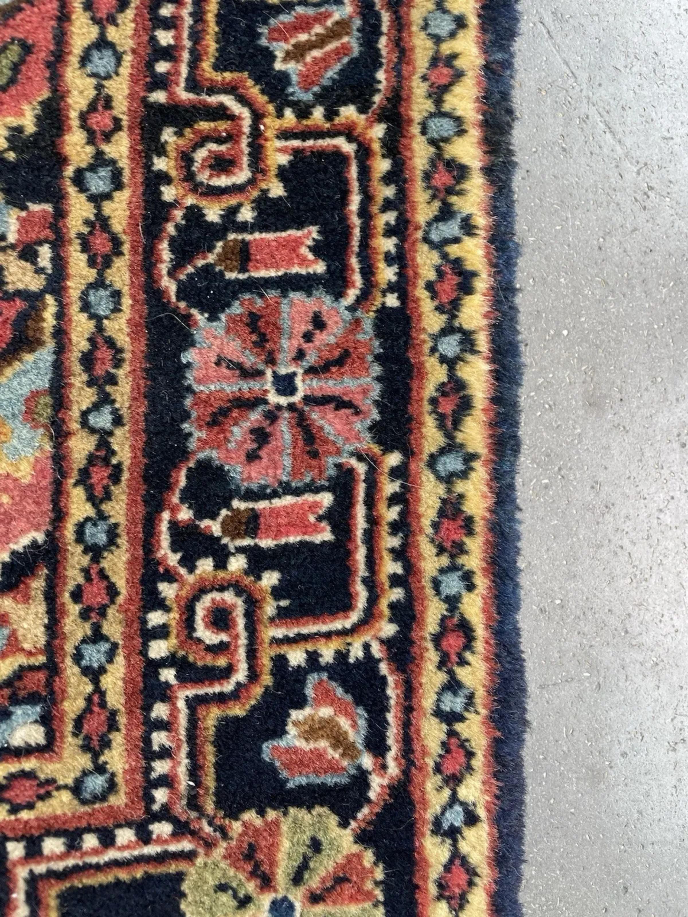 Entrez dans l'histoire avec cet exquis tapis persan ancien Jozan Sarouk, noué à la main à partir de laine de haute qualité vers les années 1920. Les tapis de Jozan Sarouk sont très prisés pour leur exceptionnelle densité de nœuds et leurs motifs