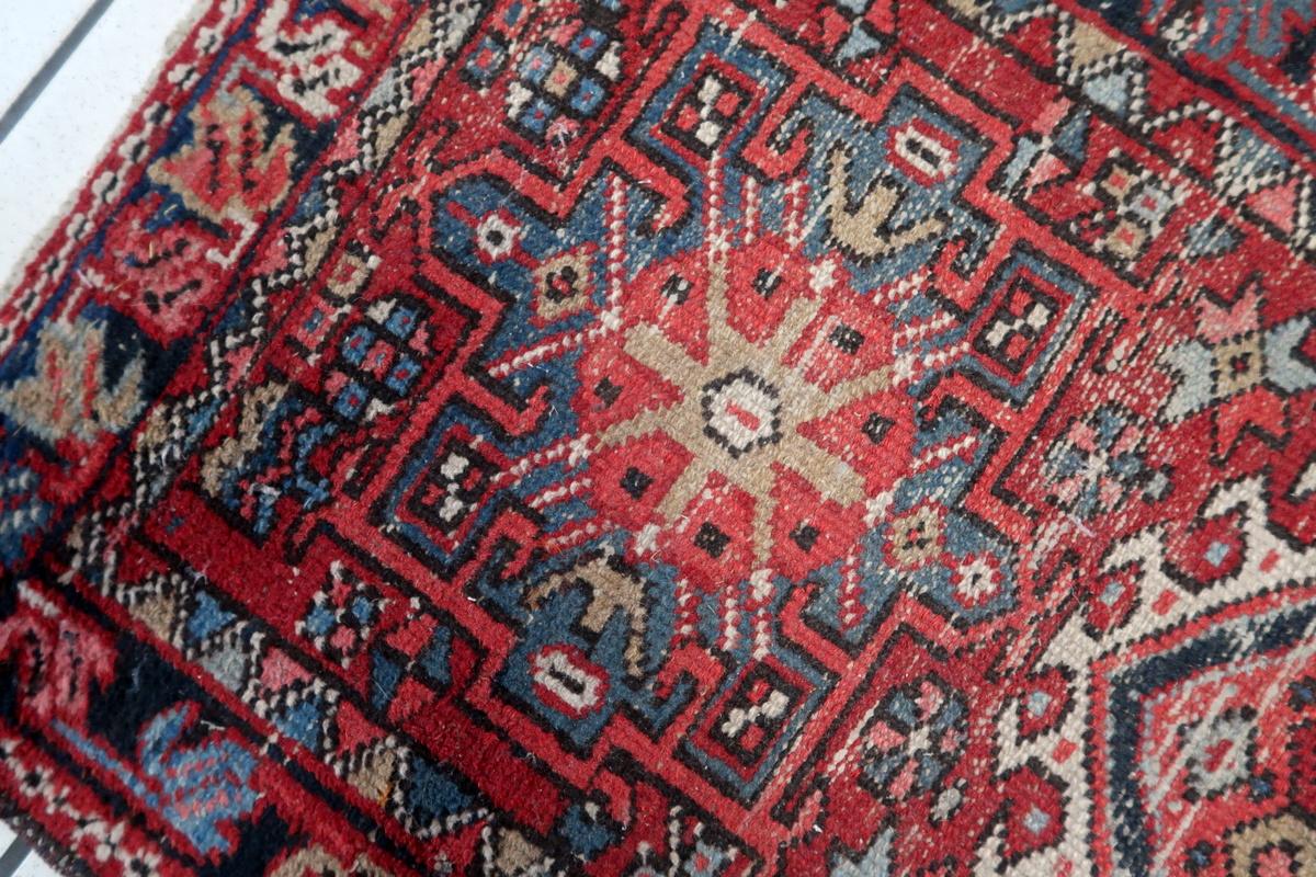 Tappeto antico persiano Karajeh fatto a mano 2,1' x 3,7' 1910 - 1C1156 in vendita 1