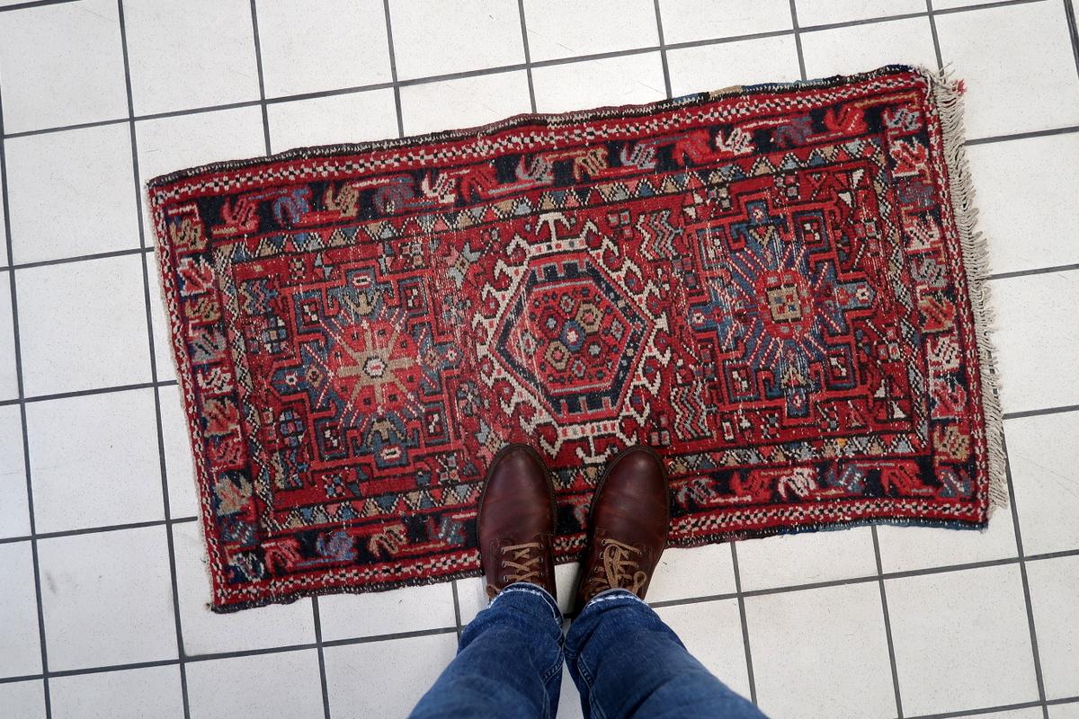 Tappeto antico persiano Karajeh fatto a mano 2,1' x 3,7' 1910 - 1C1156 in vendita 2
