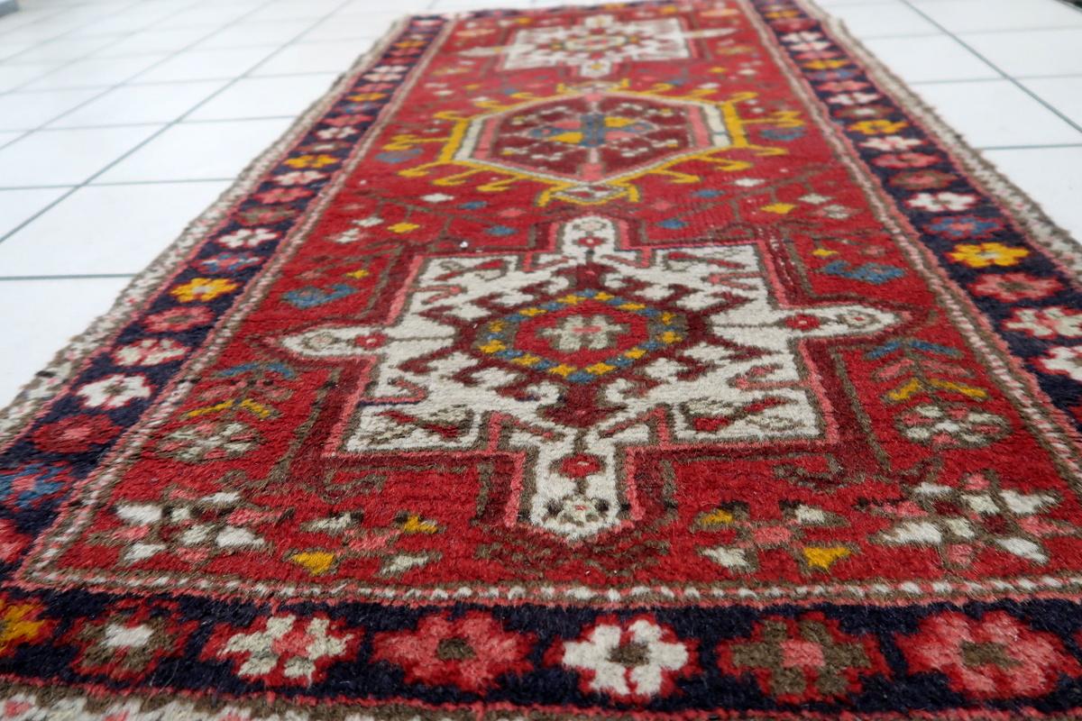 Tapis ancien persan Karajeh fait main 2.2' x 4.1' 1930s - 1С1155 en vente 4