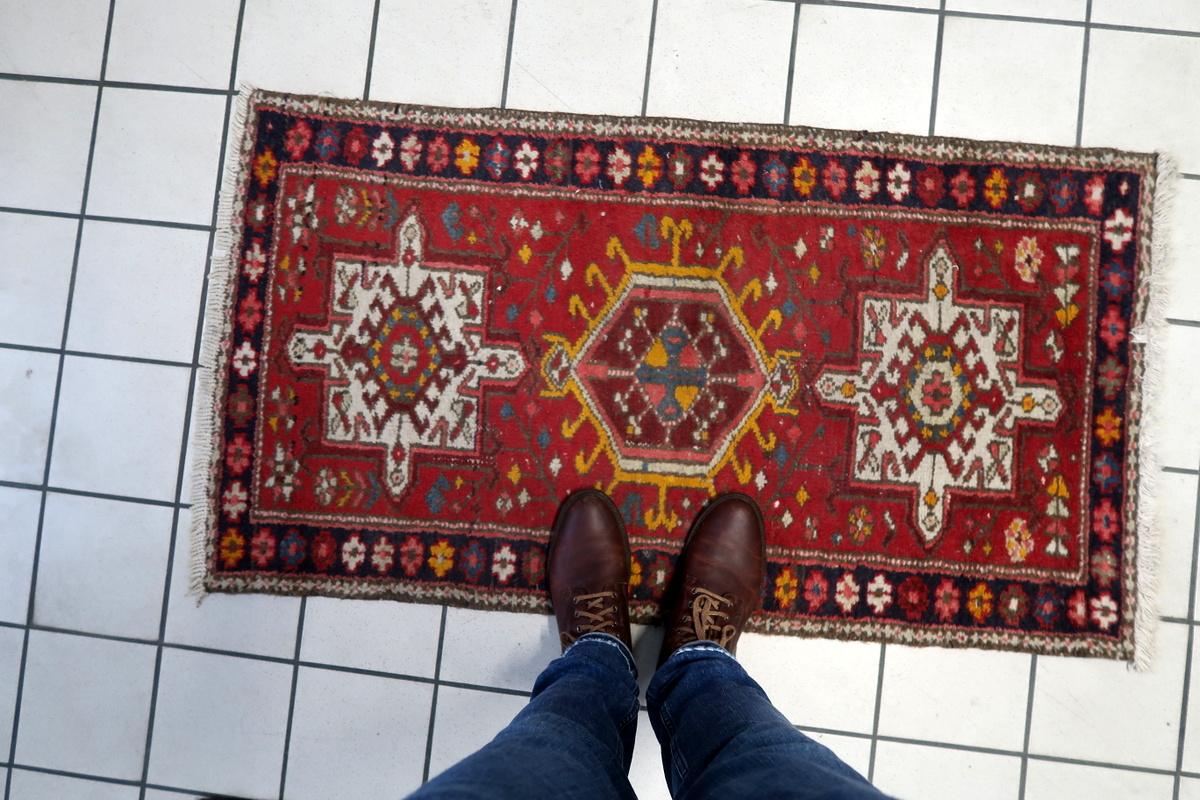 Tapis ancien persan Karajeh fait main 2.2' x 4.1' 1930s - 1С1155 en vente 2