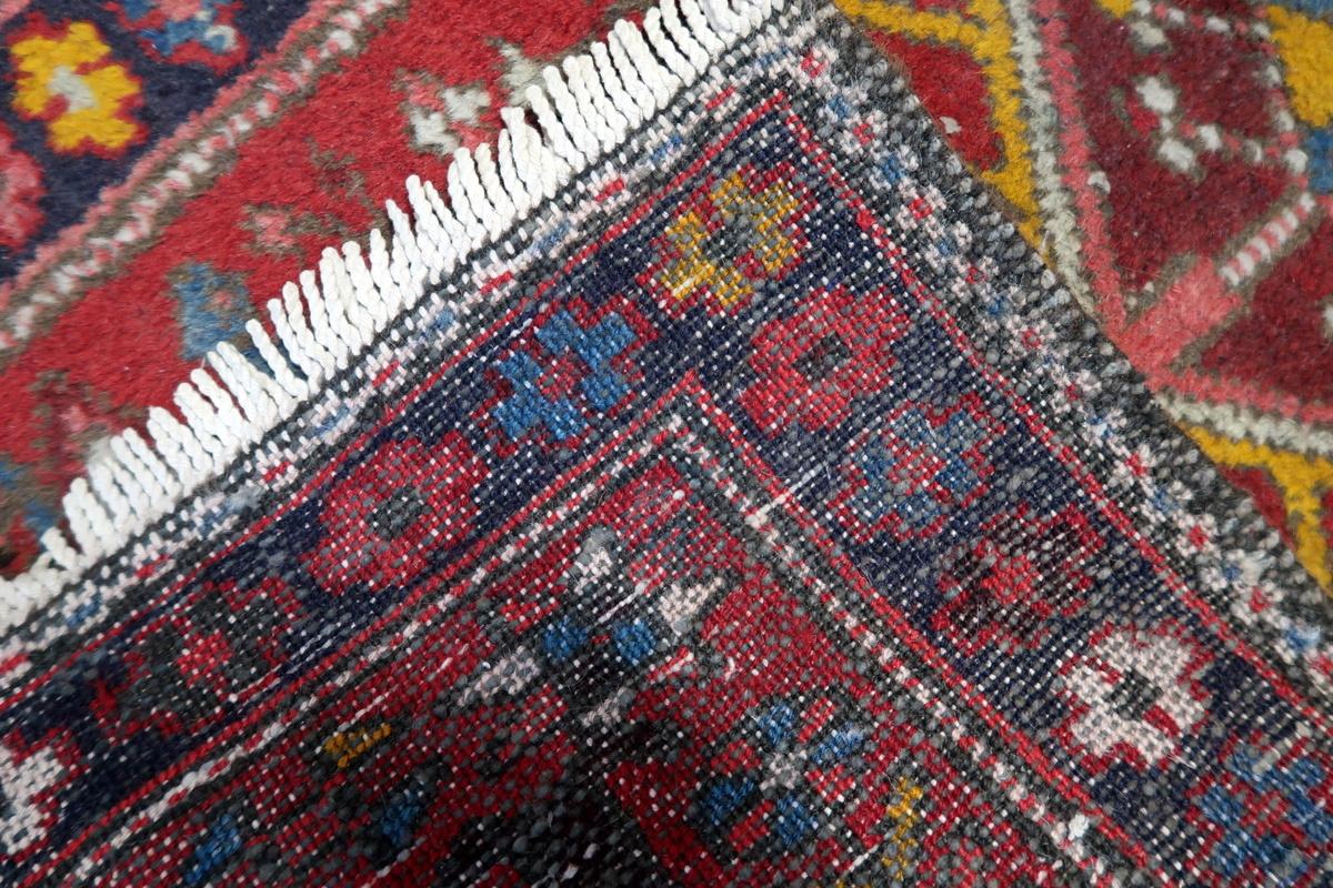 Tapis ancien persan Karajeh fait main 2.2' x 4.1' 1930s - 1С1155 en vente 3