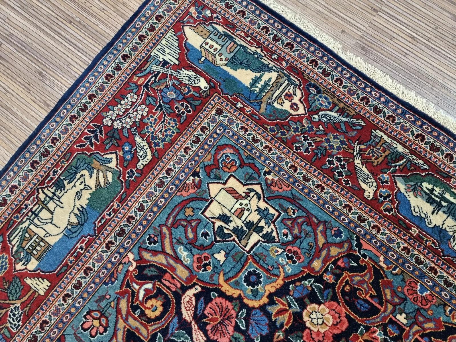 Cet exquis tapis ancien persan Kashan, noué à la main vers les années 1900, illustre l'art et le savoir-faire du tissage persan traditionnel. Avec son étonnante palette de bleus et ses motifs orientaux complexes, il s'agit d'une pièce remarquable