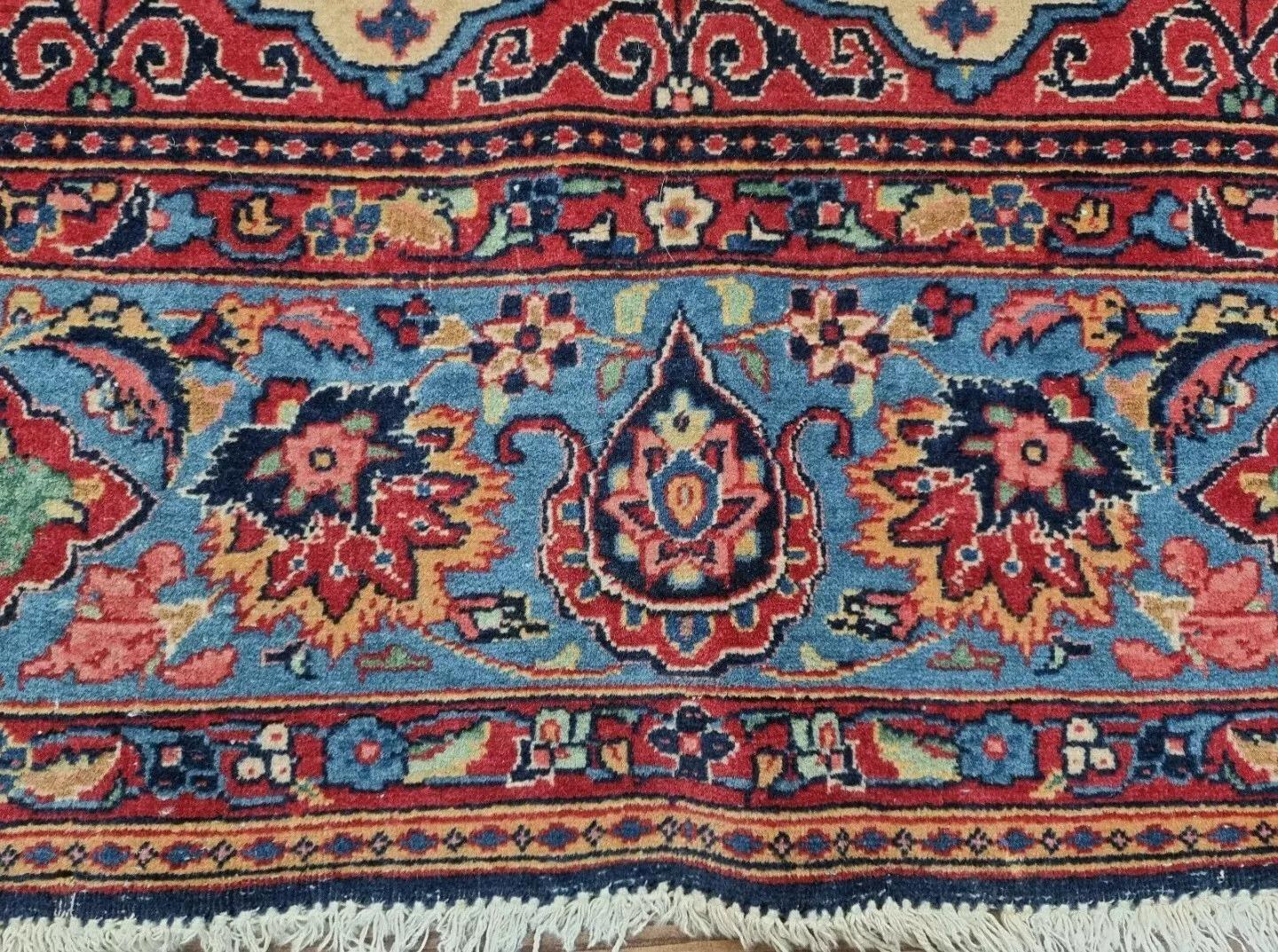 Cet exquis tapis ancien persan Kashan (Keschan), noué à la main dans les années 1920, est une pièce intemporelle de l'art persan. Son design floral complexe et sa fabrication de haute qualité en font un ajout remarquable à n'importe quelle pièce.
