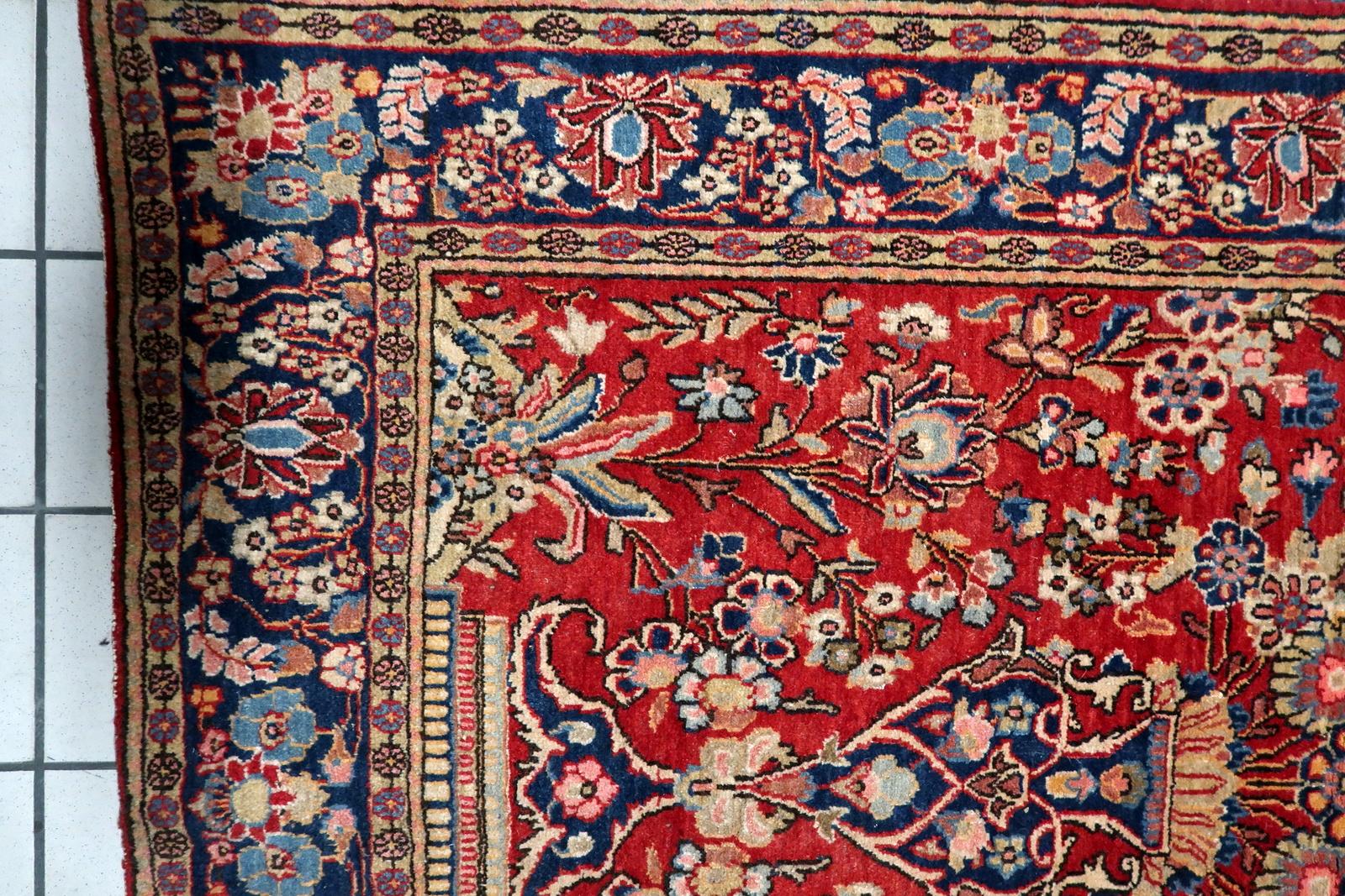 Squisito tappeto antico Kashan (Medio Oriente), CIRCA 1910
Fai un salto all'inizio del XX secolo con questo squisito tappeto antico Kashan, un lussuoso capolavoro annodato a mano in Medio Oriente negli anni '10 del secolo scorso. Questo pezzo