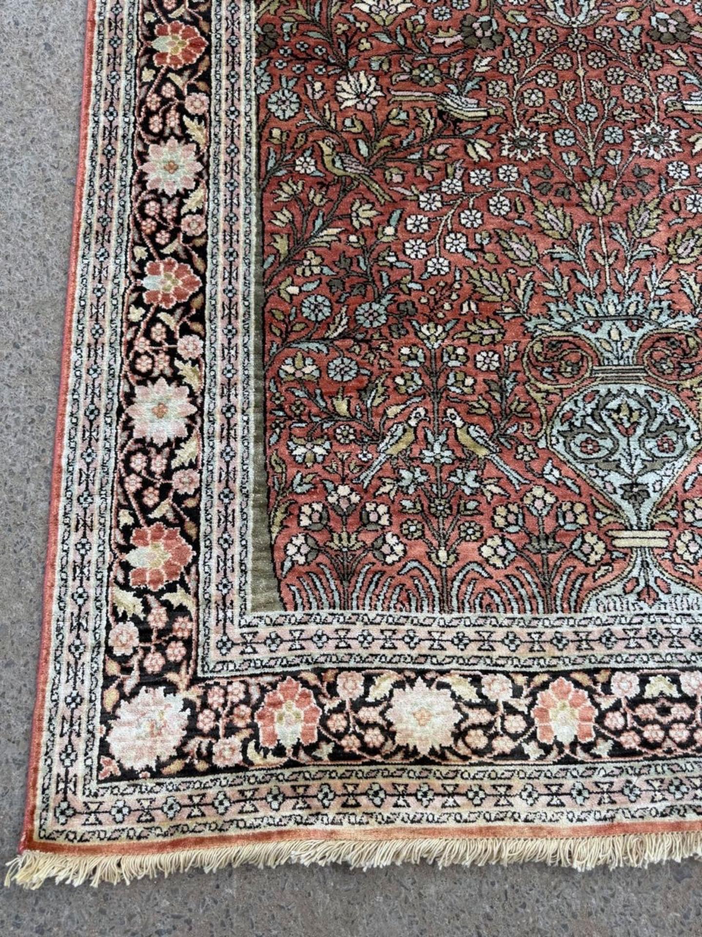 Capolavoro della tessitura persiana, questo antico tappeto da preghiera Kashan, realizzato interamente in seta 100% lucida e finemente annodata, è un oggetto di eccezionale bellezza e significato religioso. Risalente agli inizi del XX secolo, questo