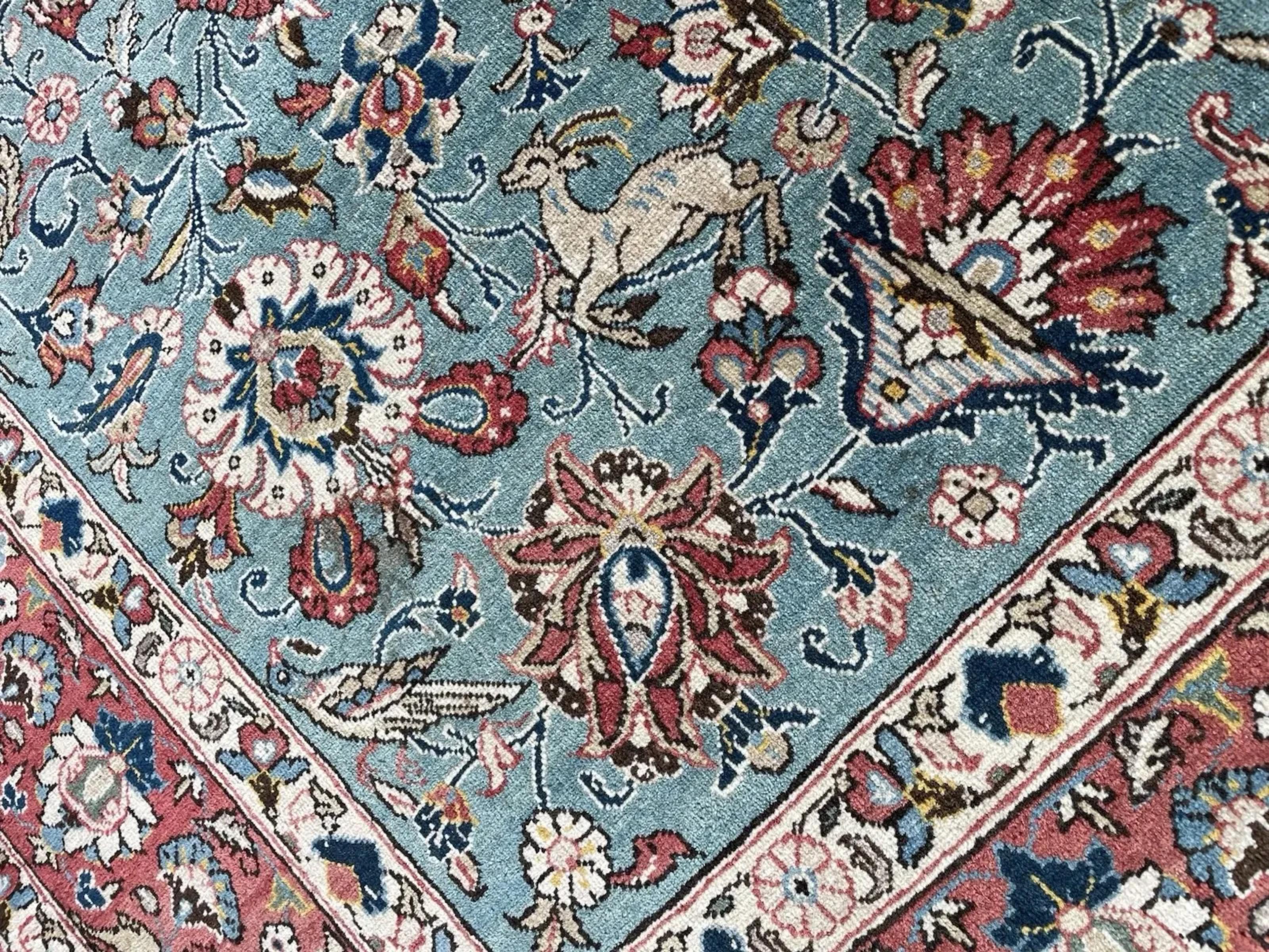 Ein exquisiter und seltener antiker Kazvin-Teppich, handgeknüpft aus hochwertiger Wolle in einem traditionellen Knüpfzentrum um die 1920er Jahre. Kazvin-Teppiche sind bekannt für ihre hochdetaillierten, raffinierten Designs, die oft komplexe Blumen-